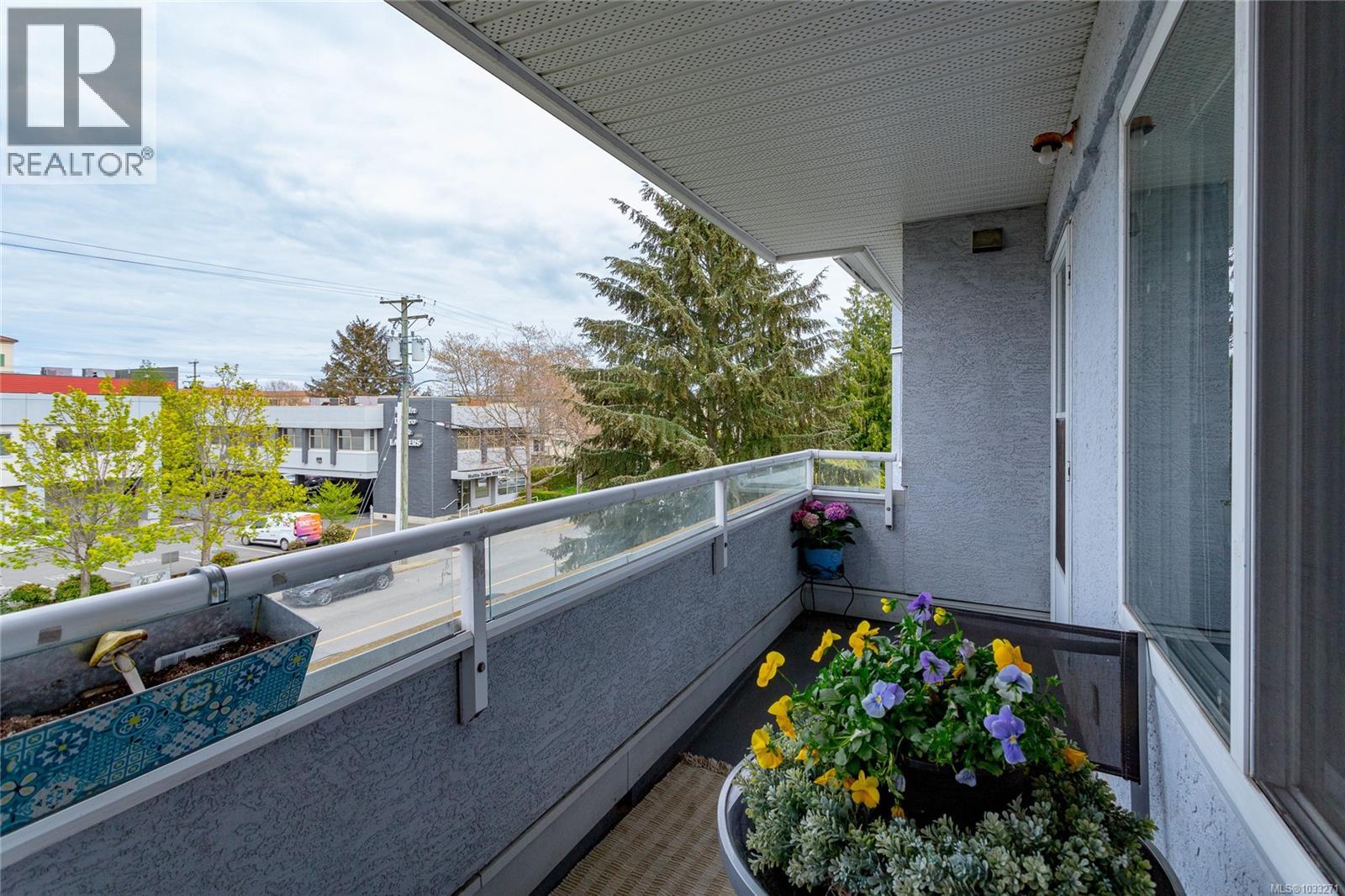 #315 3931 Shelbourne St - 24