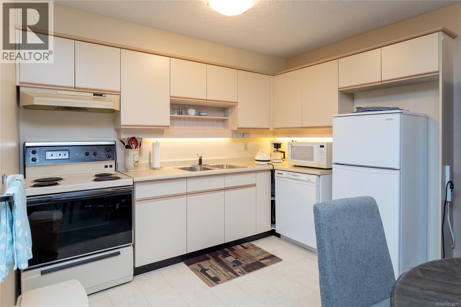 315 3931 Shelbourne Street, Saanich