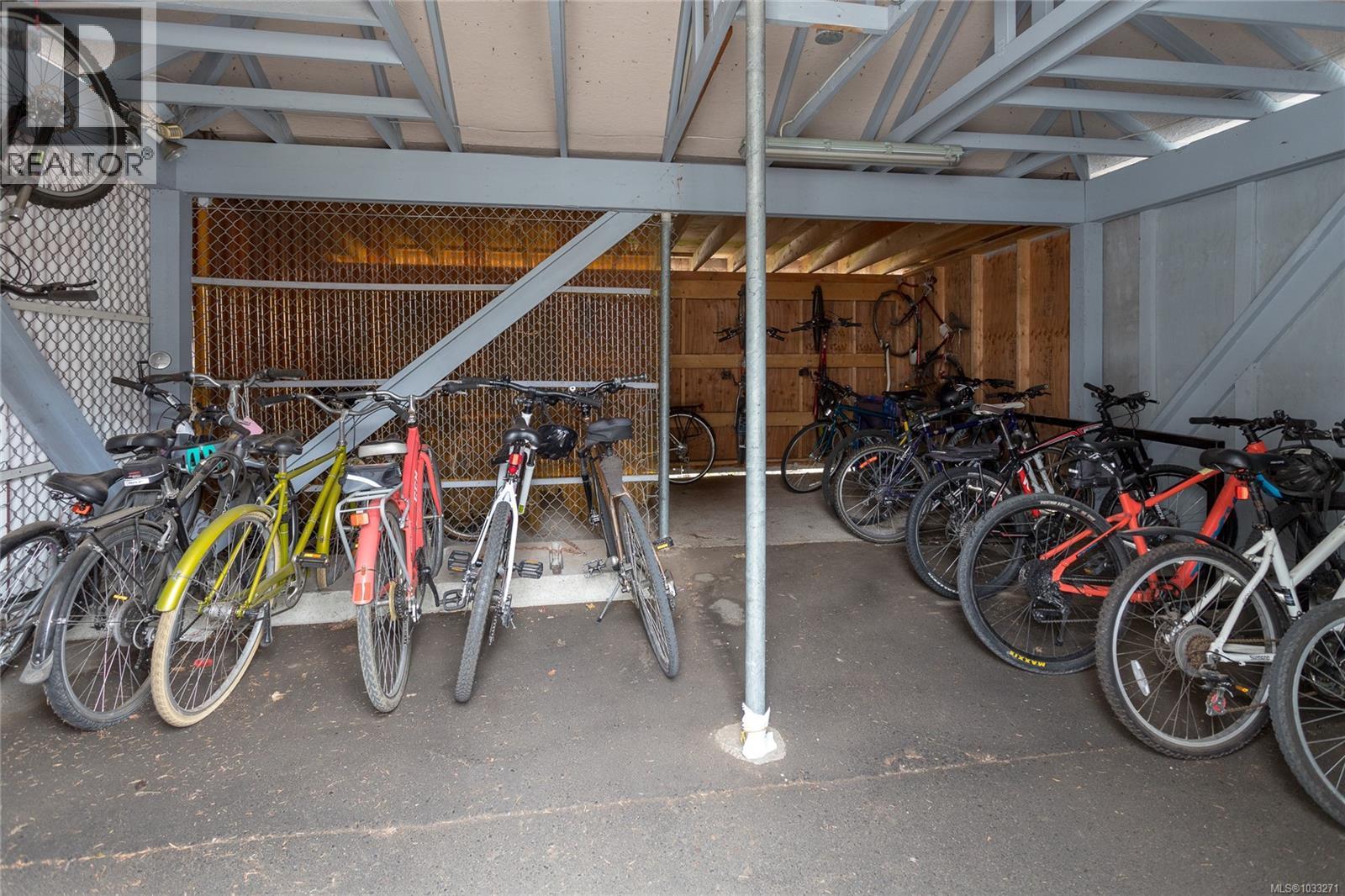 315 3931 Shelbourne Street, Saanich