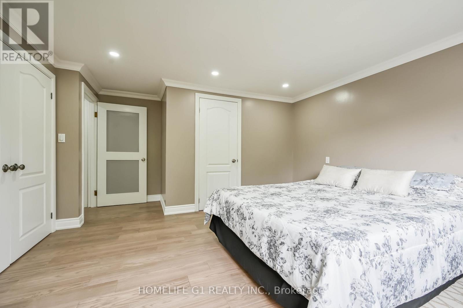 10 DOUGLAS PLACE — photo 8
