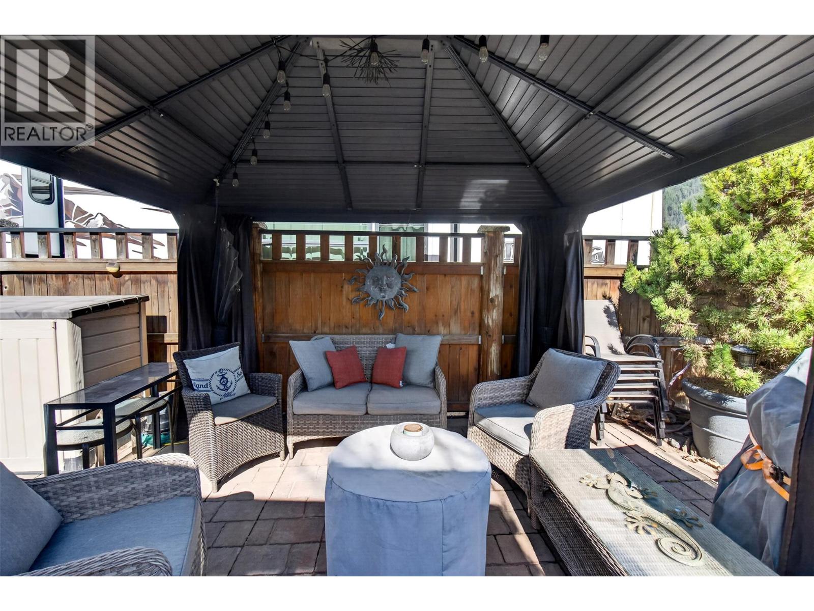  1383 SilverSands Road, Sicamous