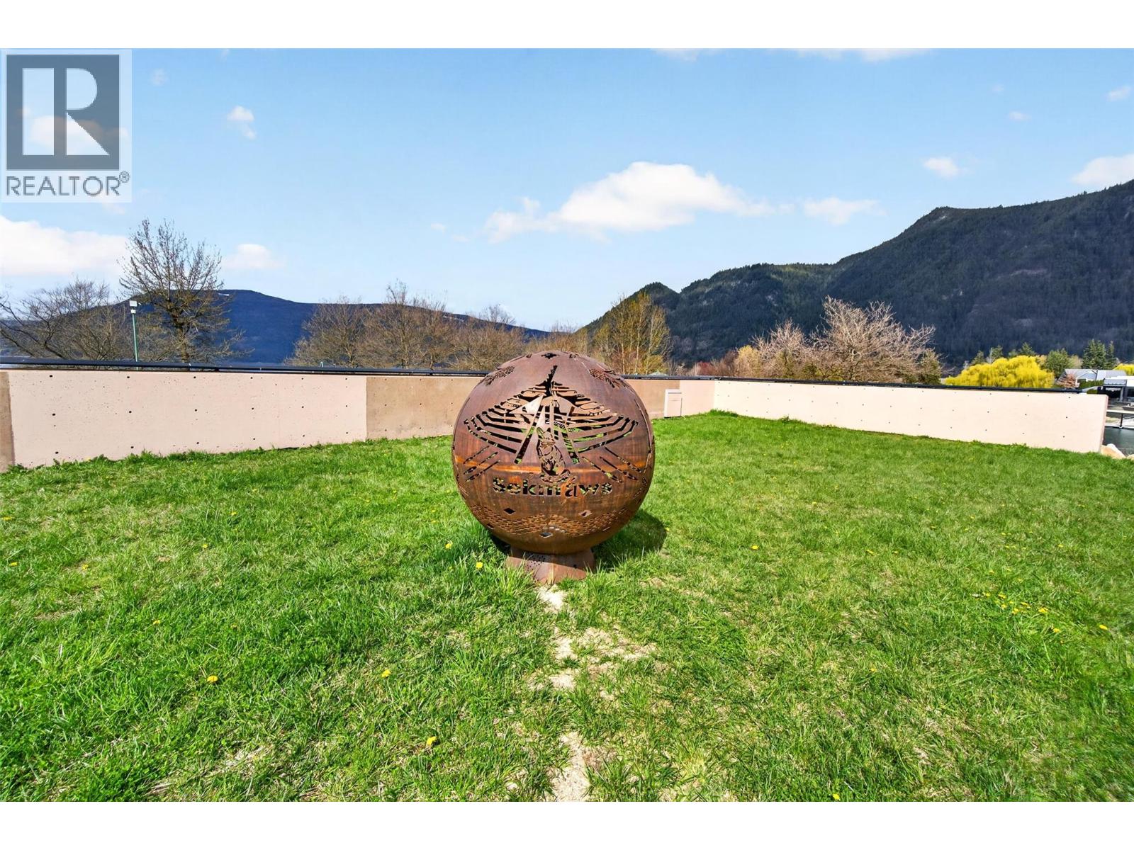  1383 SilverSands Road, Sicamous