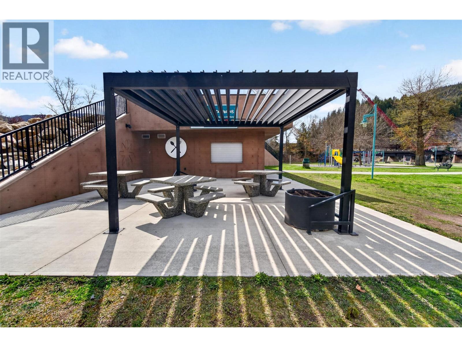  1383 SilverSands Road, Sicamous