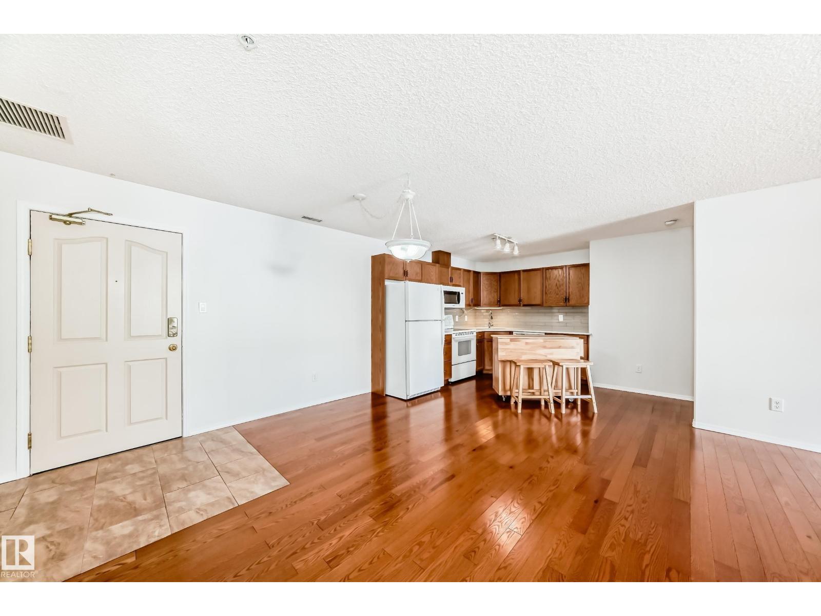 #105 16303 95 ST NW, Edmonton