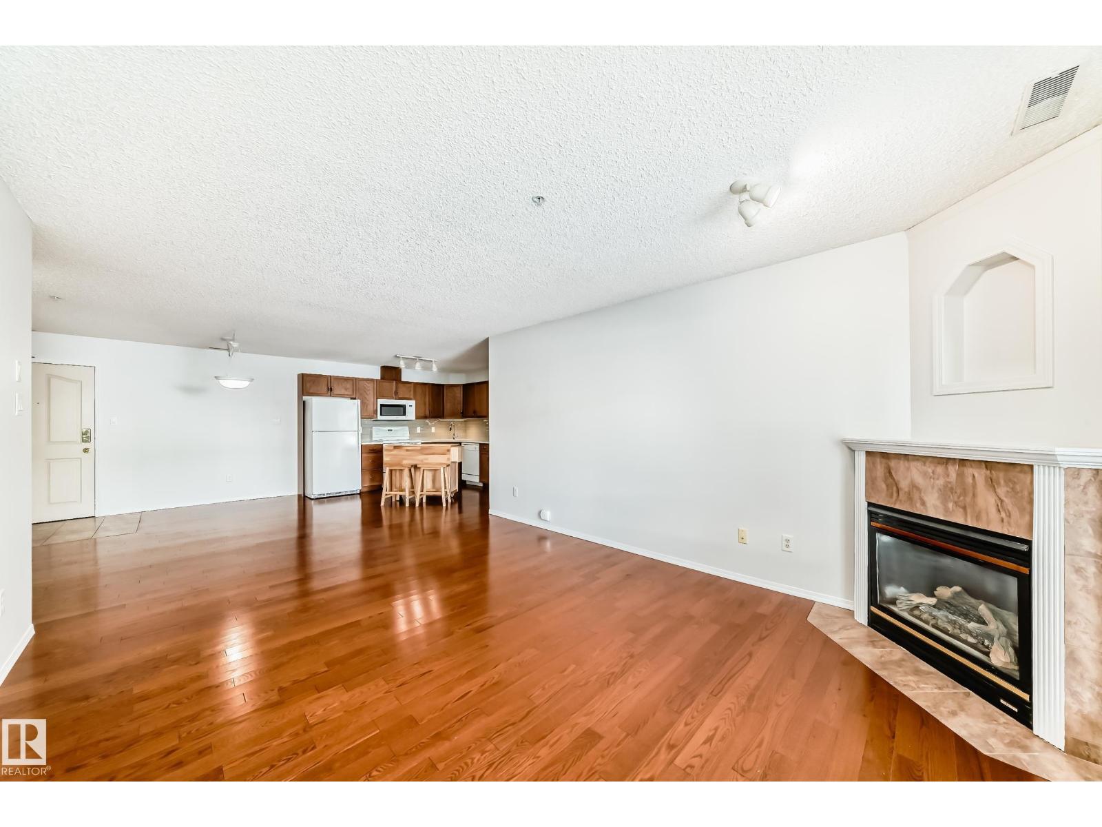 #105 16303 95 ST NW, Edmonton