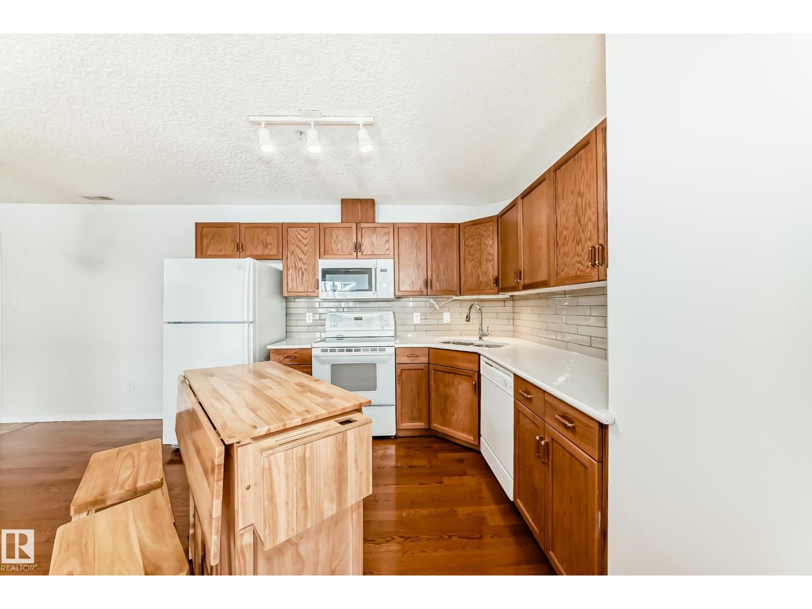 #105 16303 95 ST NW, Edmonton