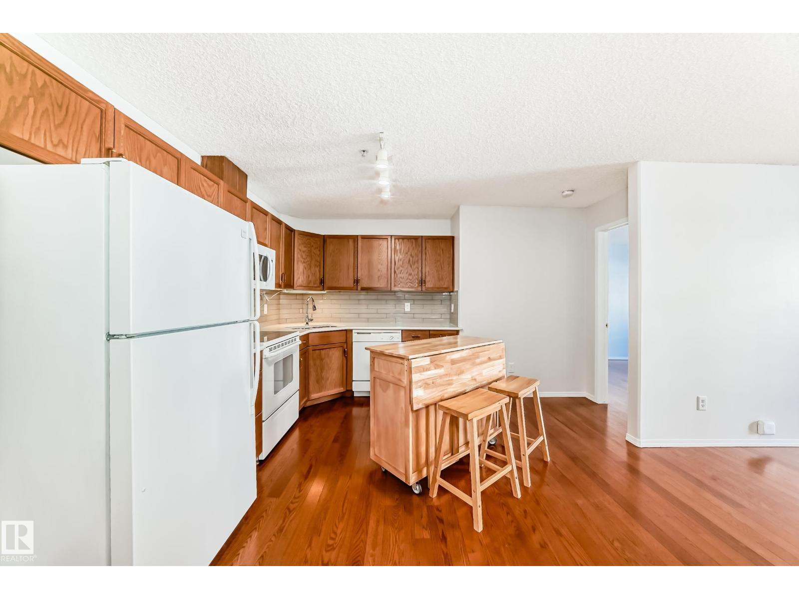 #105 16303 95 ST NW, Edmonton