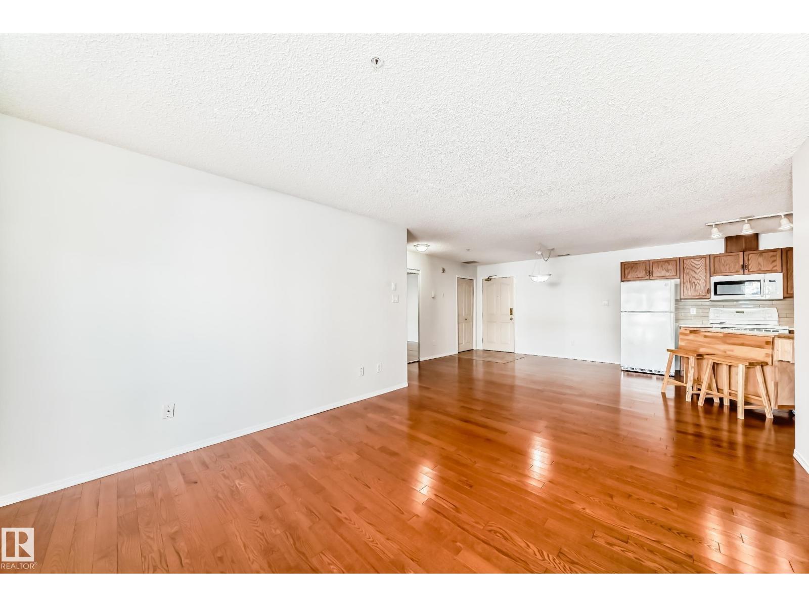 #105 16303 95 ST NW, Edmonton