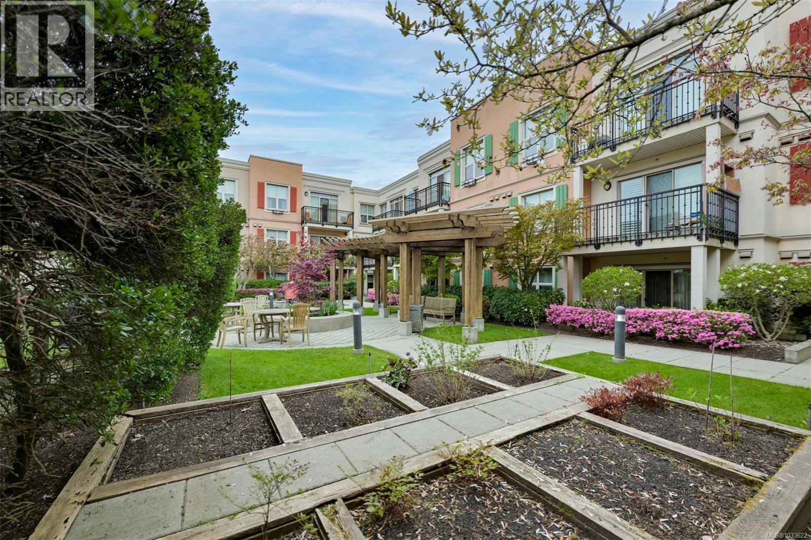 204 1620 McKenzie Avenue, Saanich