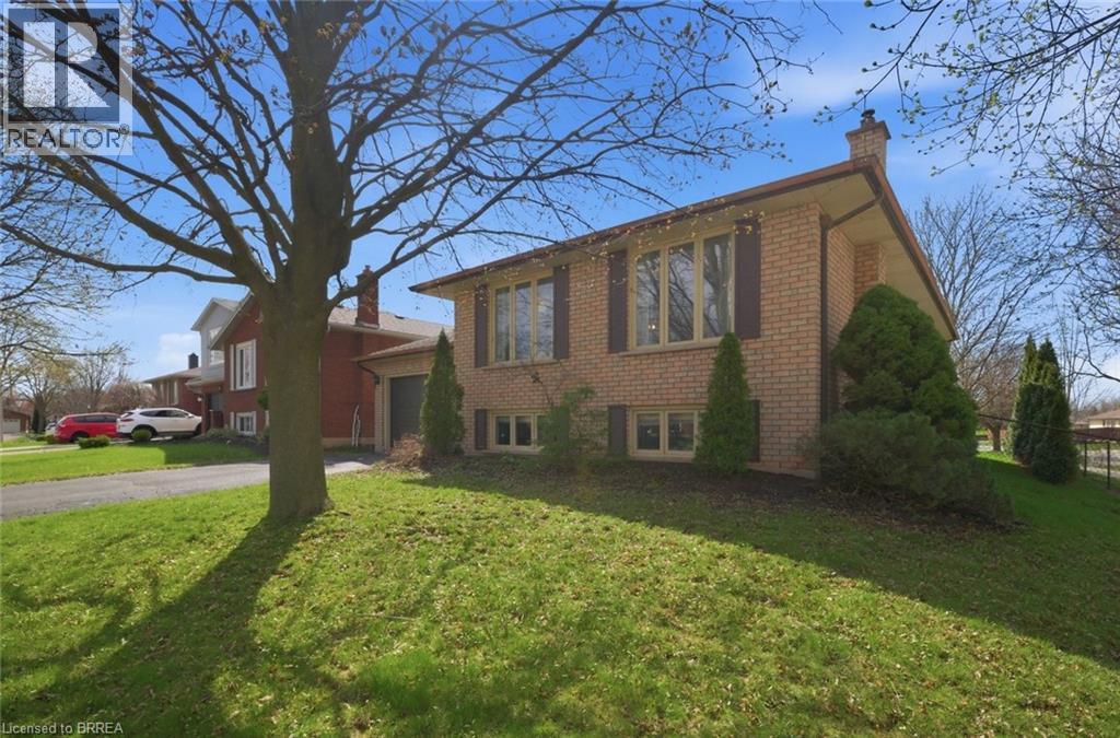 2 FLAMBORO Court, Brantford, Ontario, N3P1W1 — Photo 2