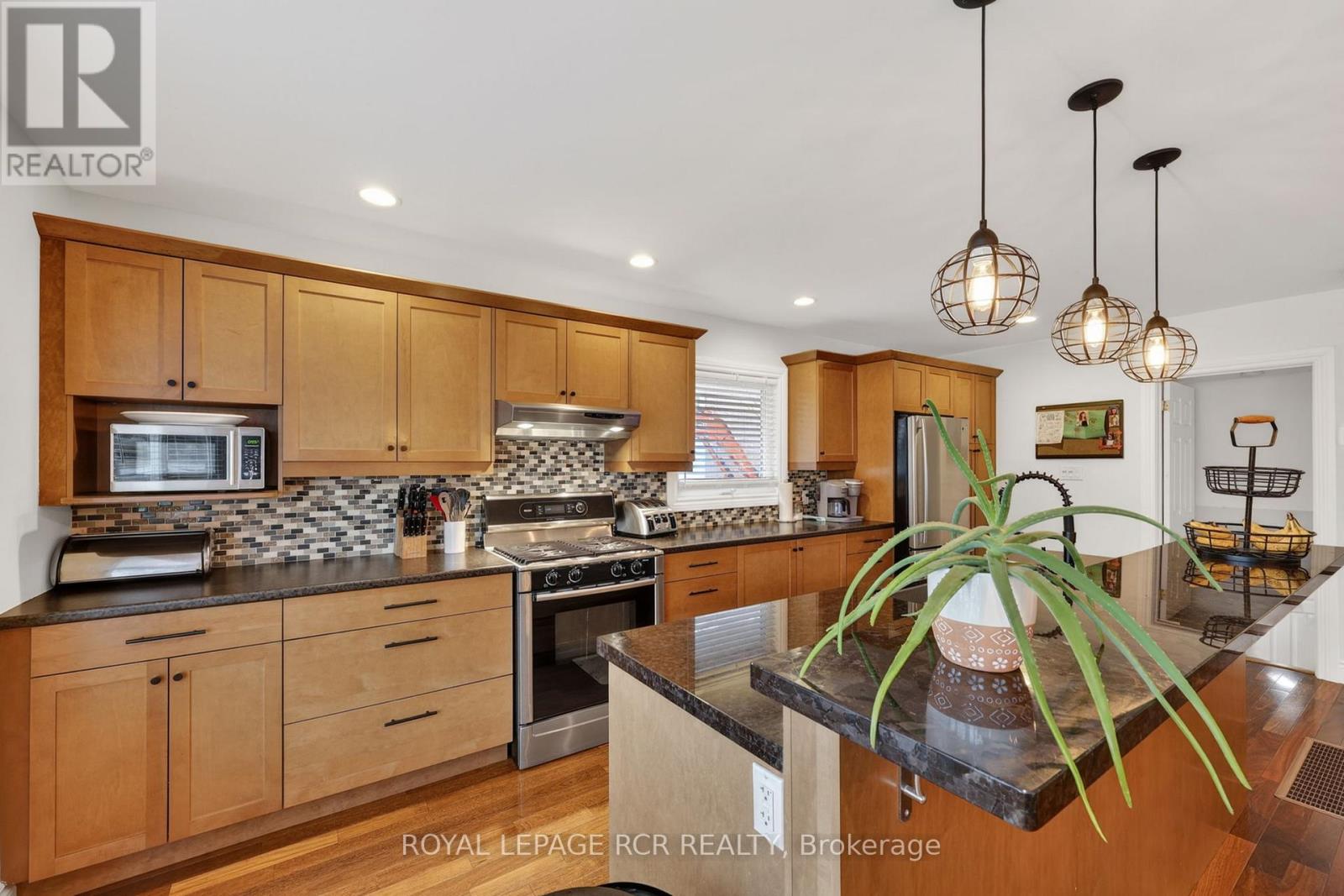 Kitchen Island With Quartz Counter
