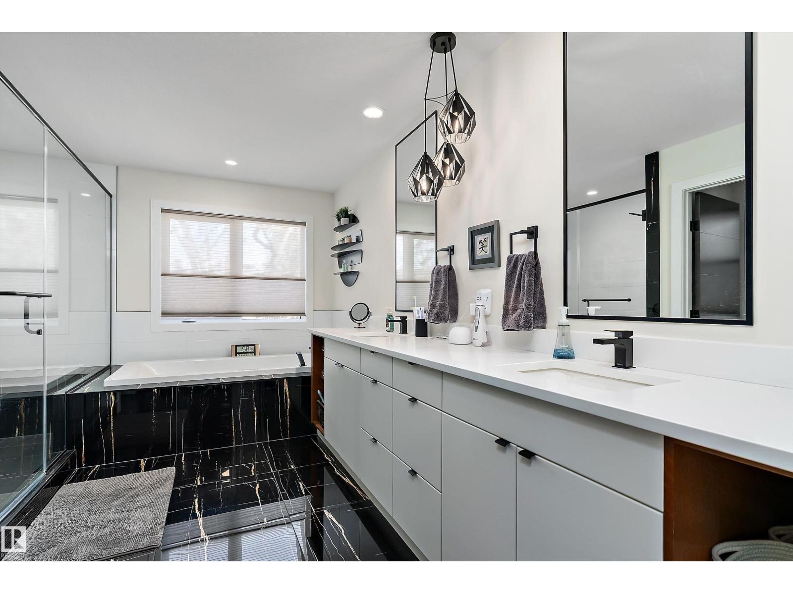 12518 39 AV NW, Edmonton