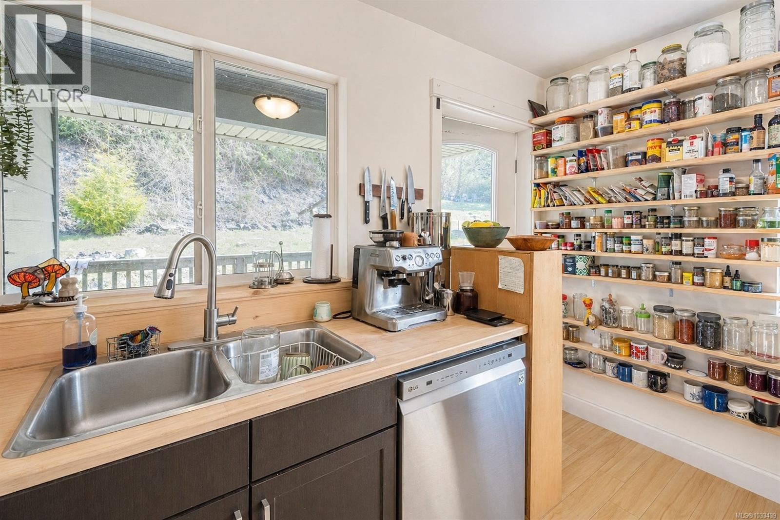 380 Pacific Cres - 9