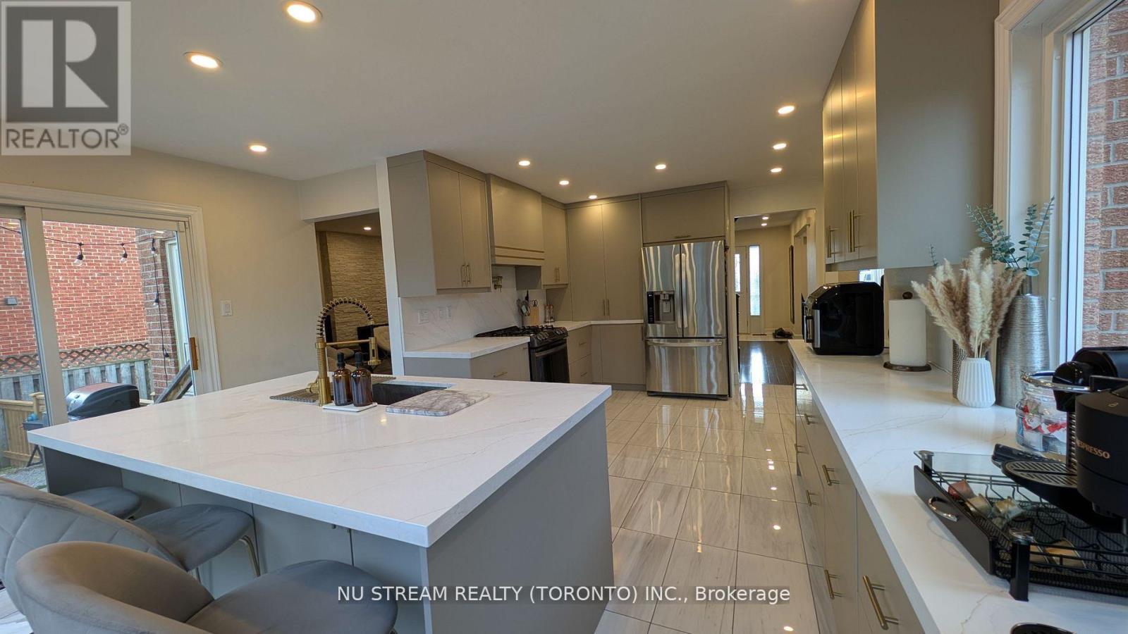 3 BLOOMFIELD TRAIL - 16