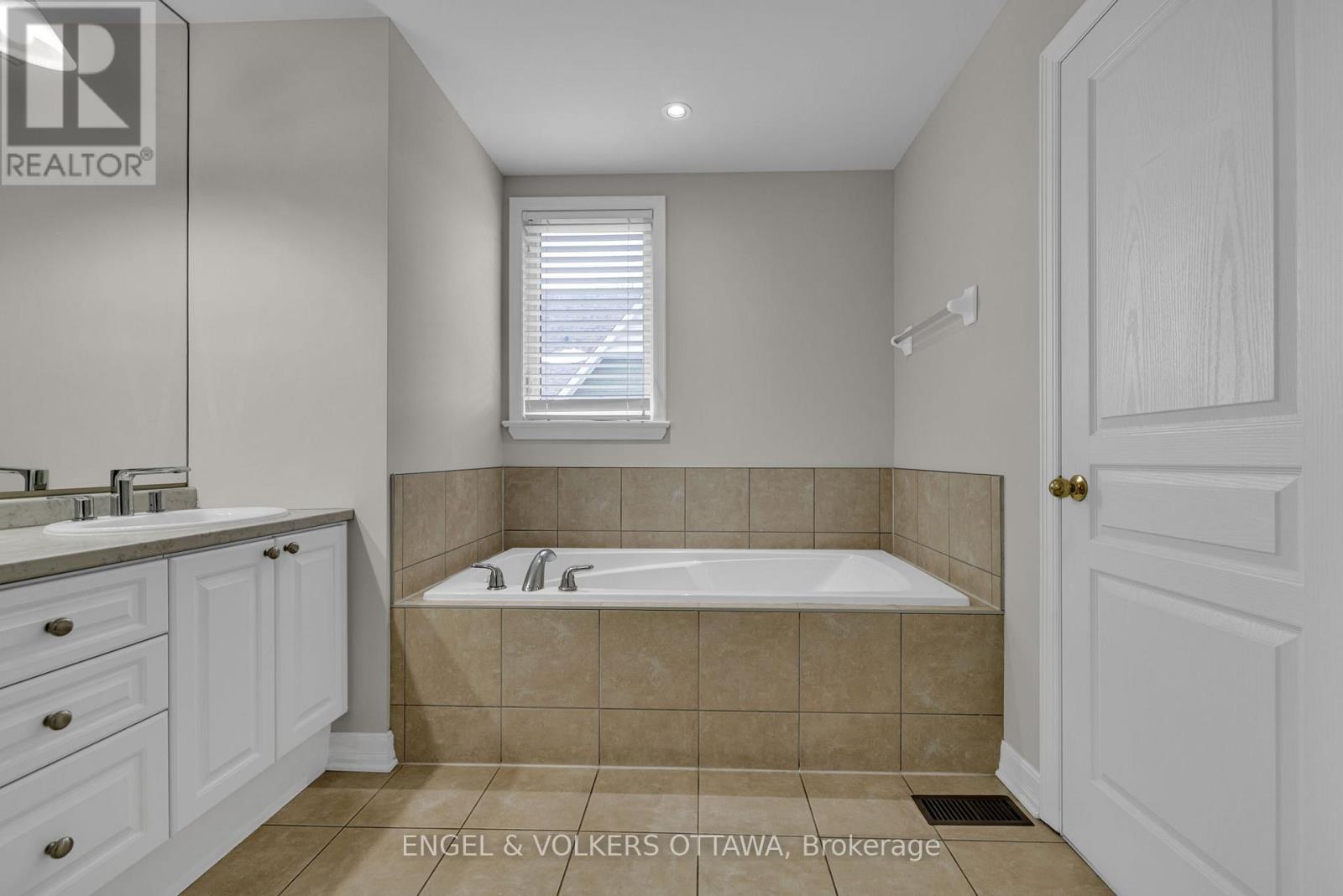 145 MANORHILL PRIVATE — photo 17