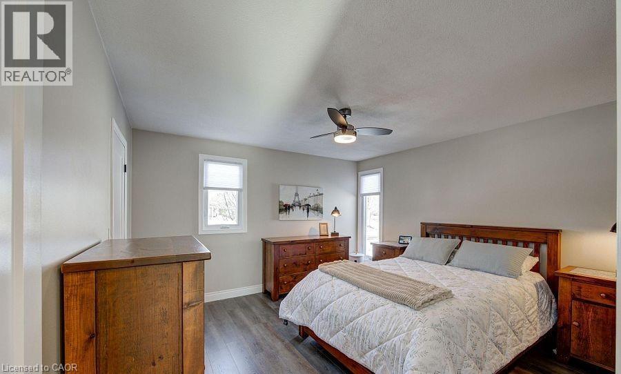 11 ROBIN Street S - 15