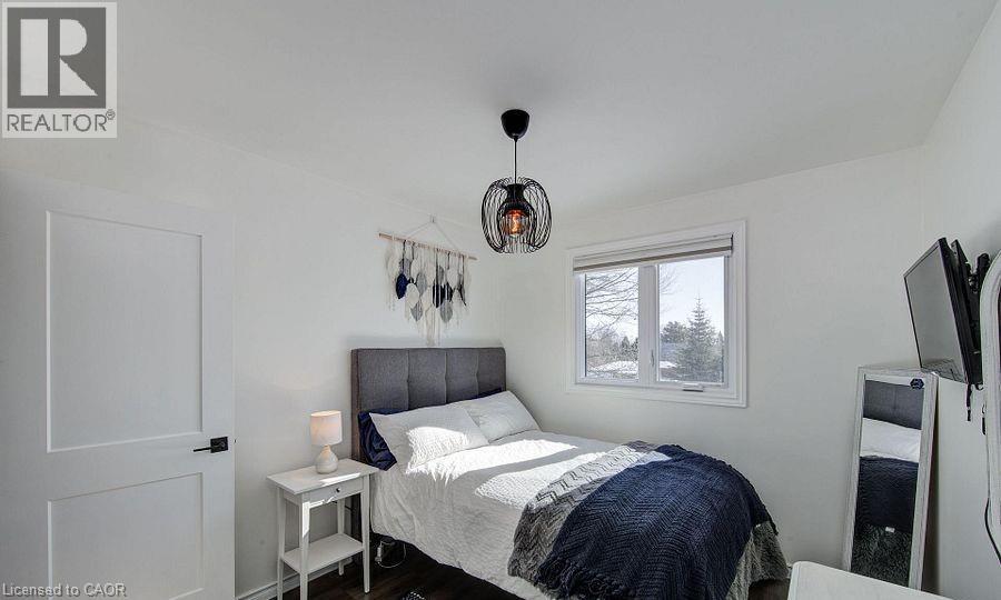 11 ROBIN Street S - 18
