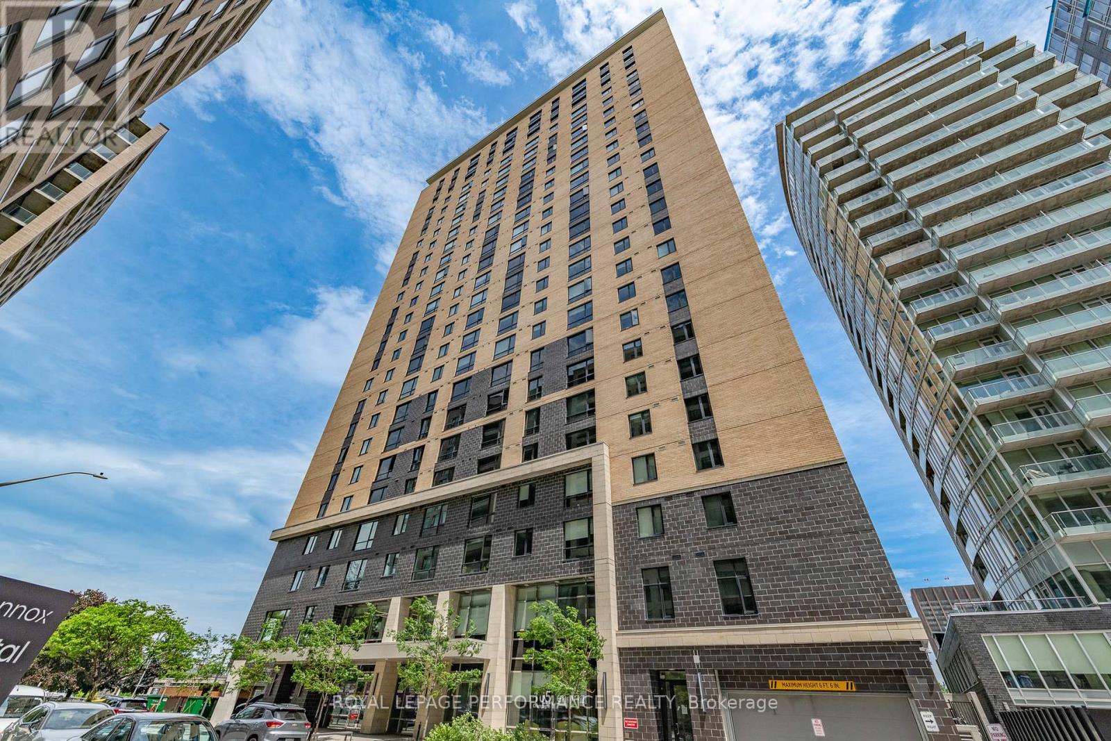 #1118 105 CHAMPAGNE AVENUE S - 1