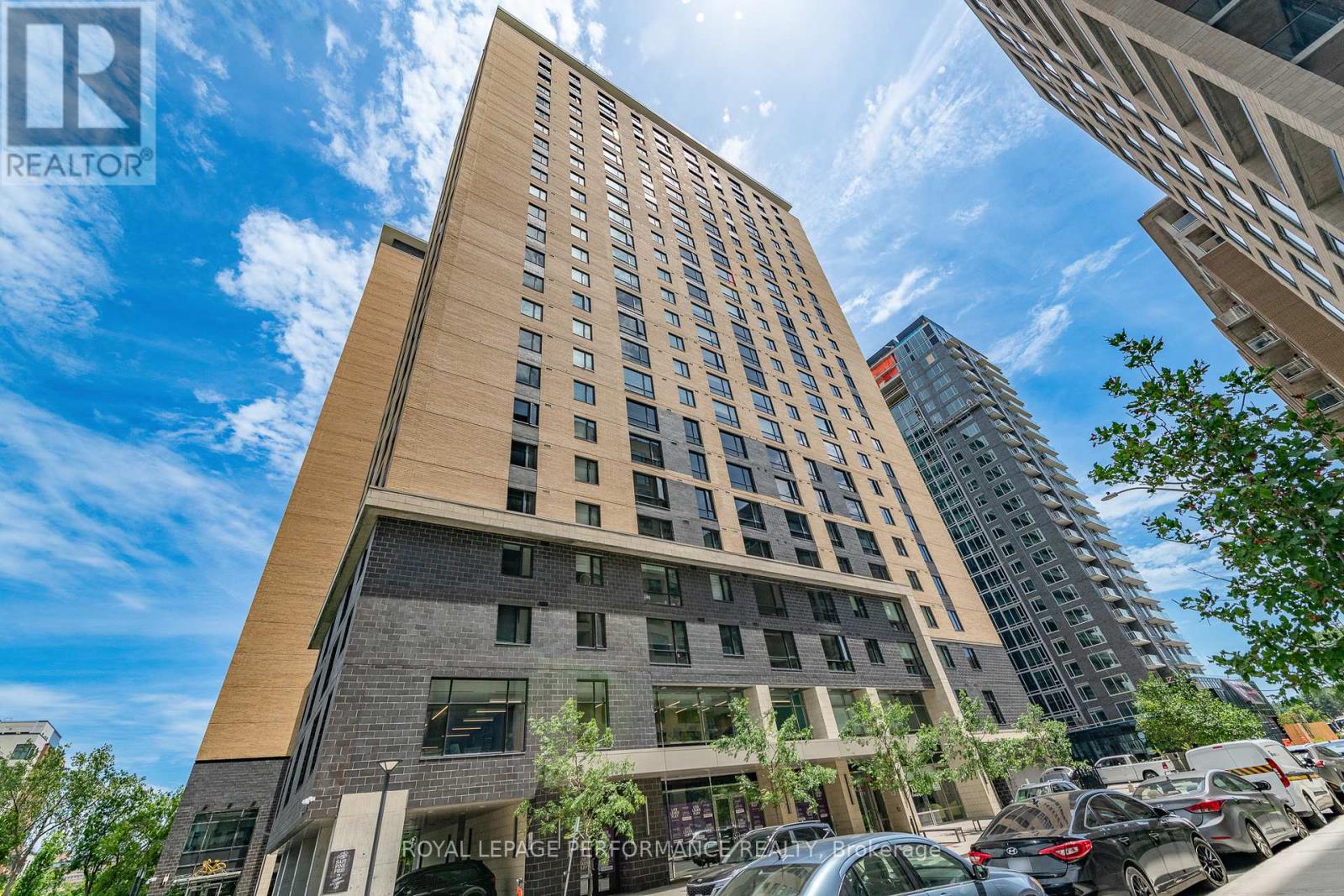 #1118 105 CHAMPAGNE AVENUE S - 2