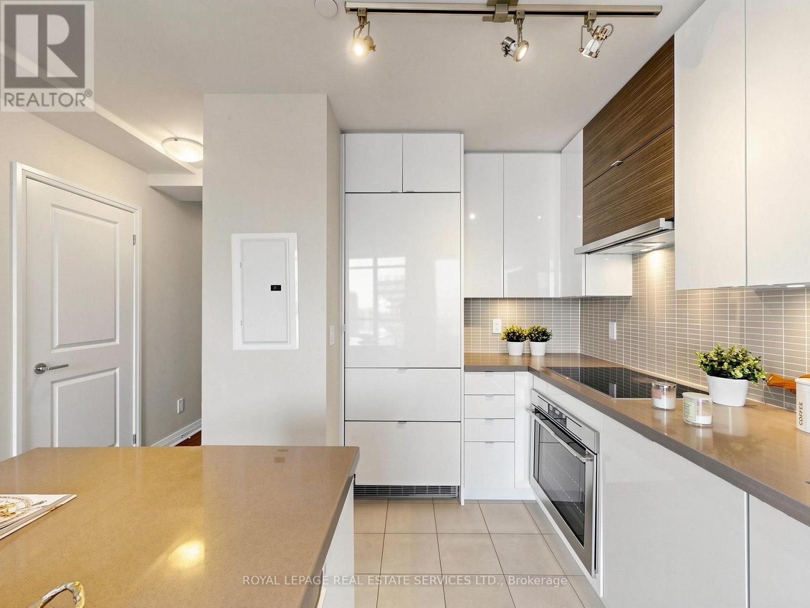 #2808 59 ANNIE CRAIG DRIVE - 18