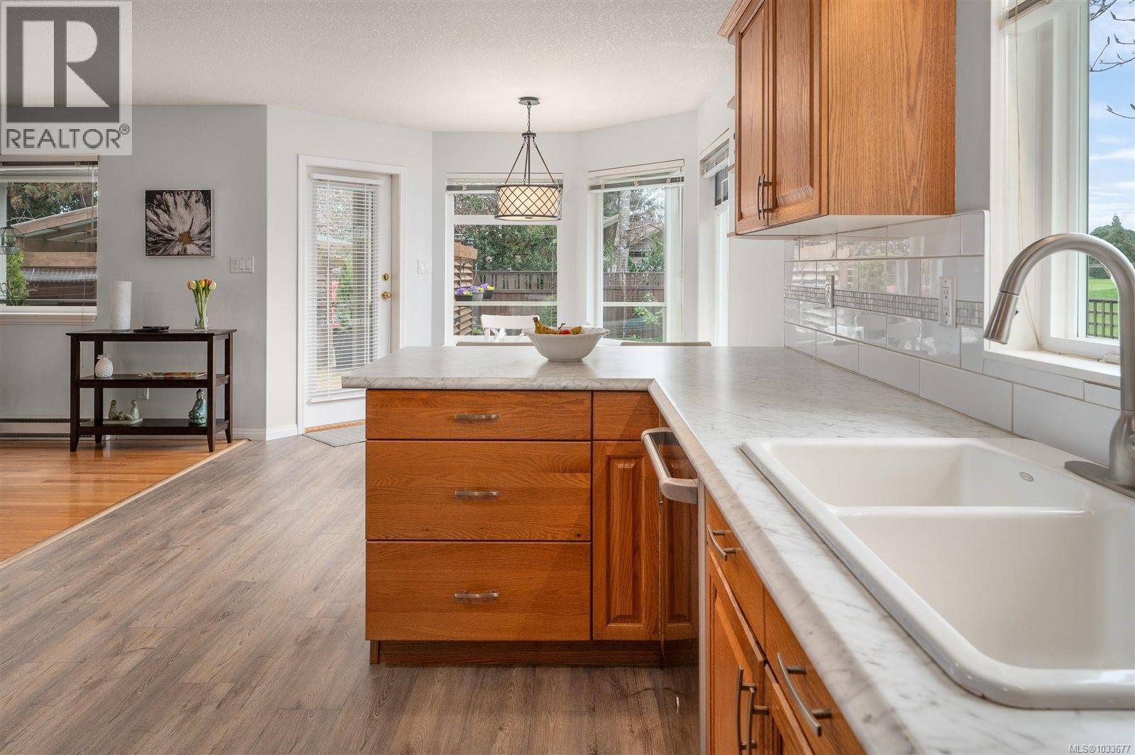 736 Barclay Cres - 12