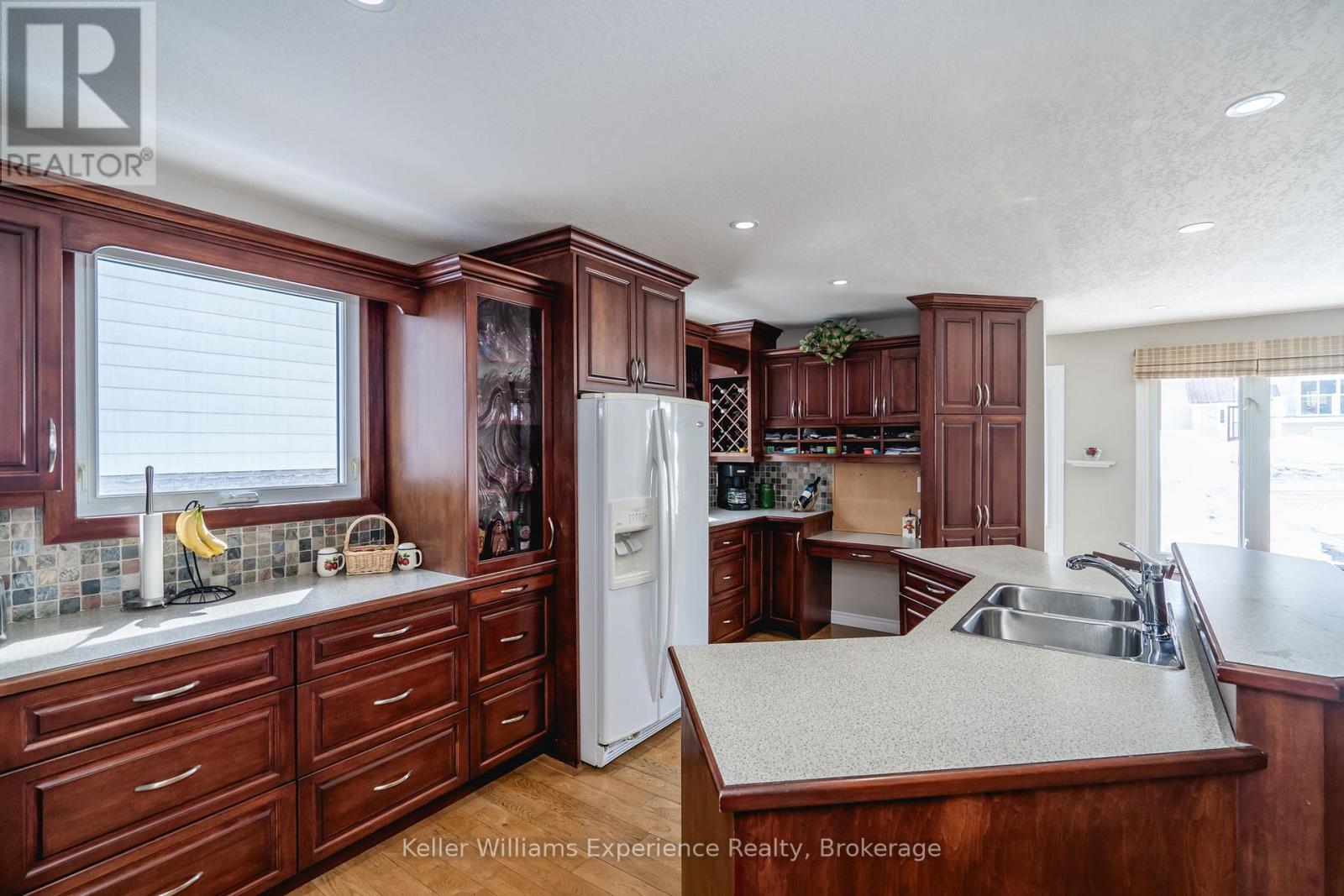 201 BAYFIELD AVENUE - 8