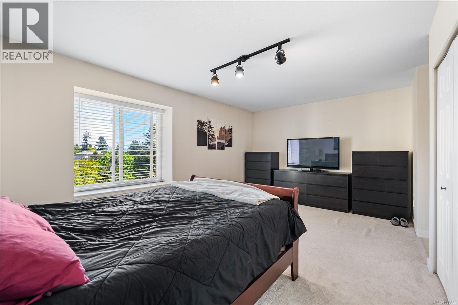 #3 1663 Dufferin Cres - 21