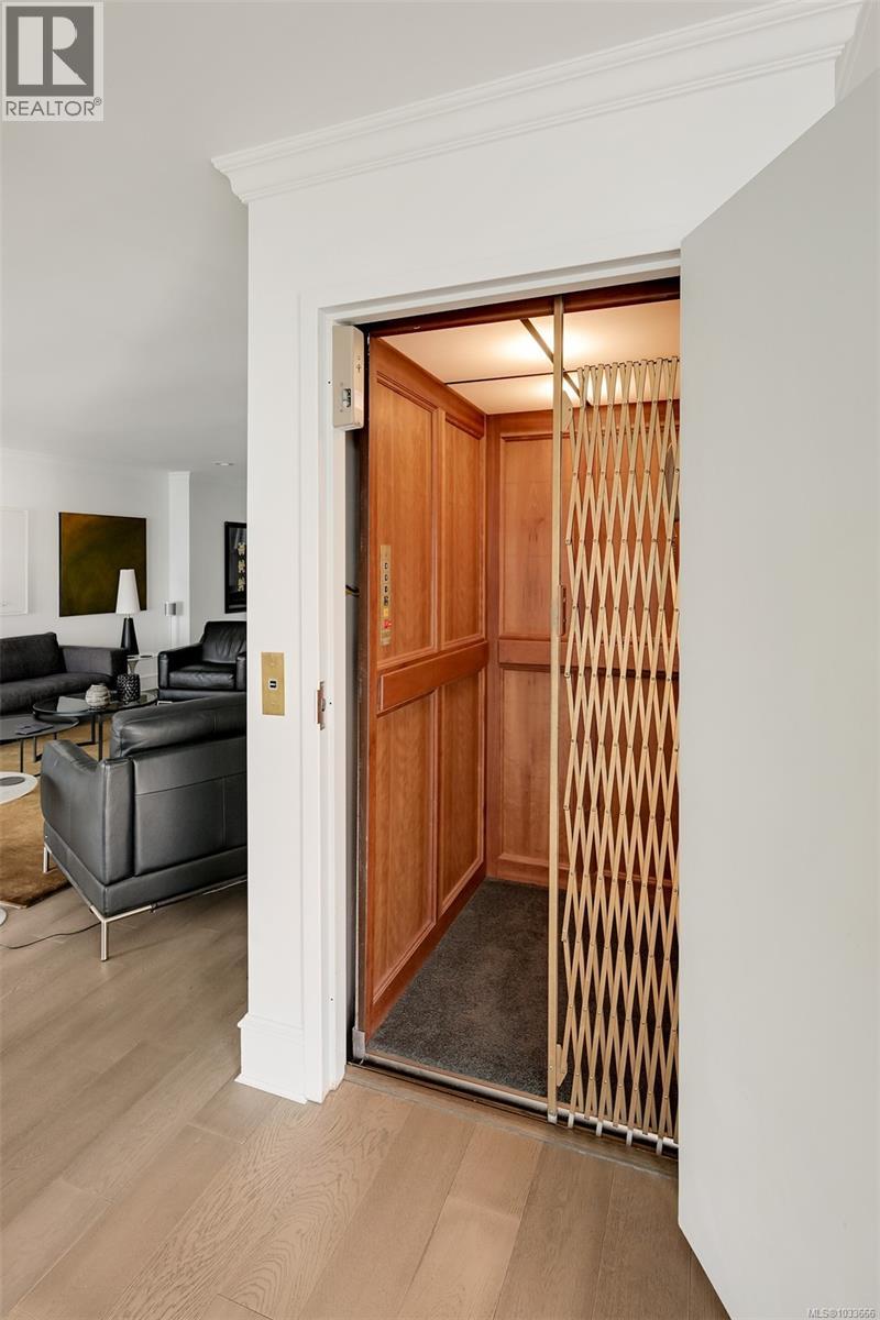 554 Beach Dr, Oak Bay