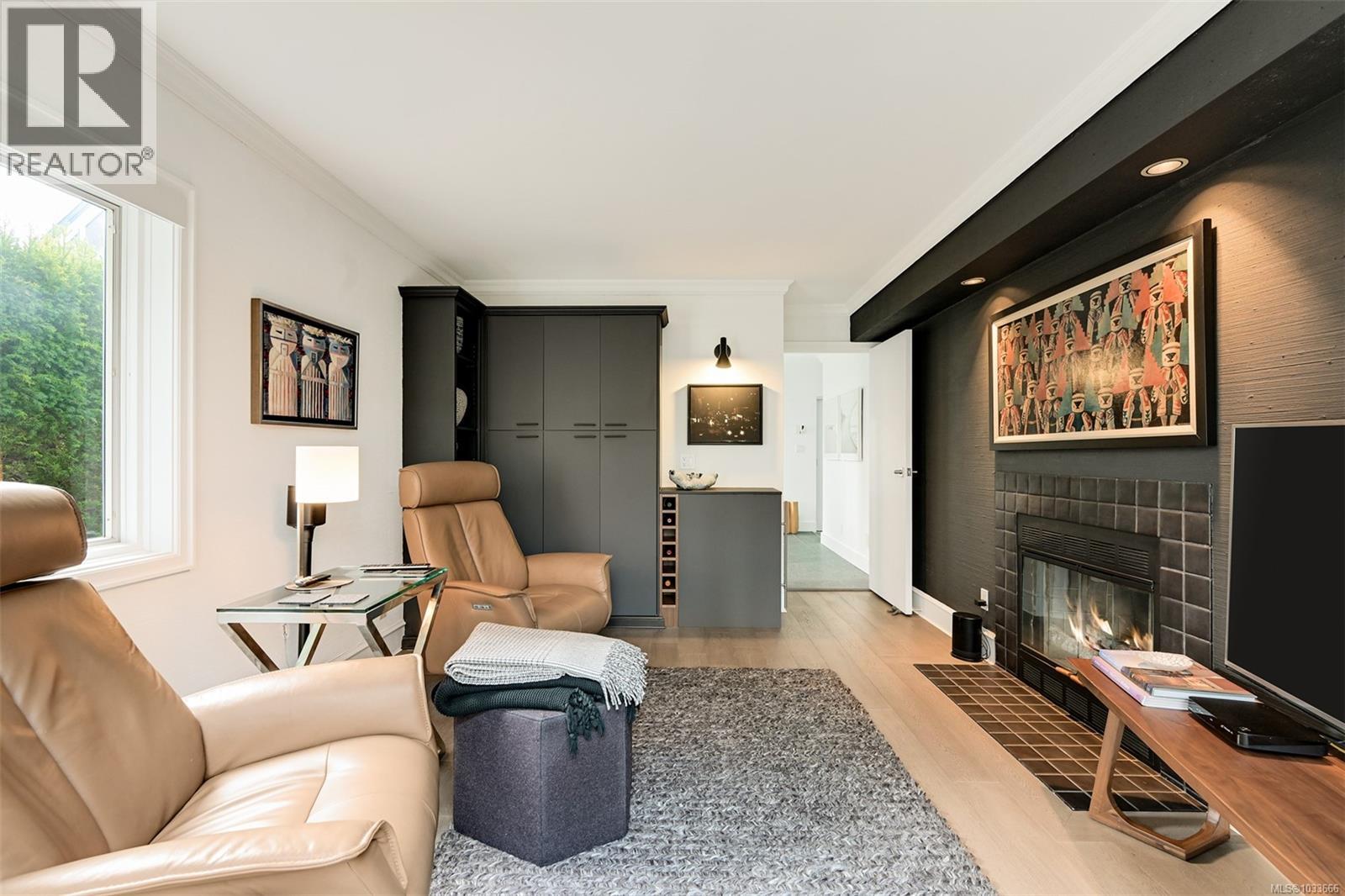 554 Beach Dr, Oak Bay