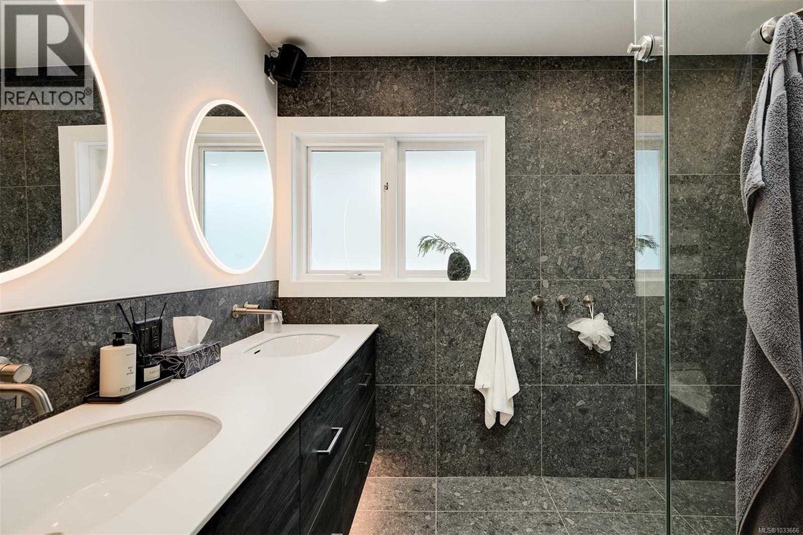 554 Beach Dr - 40