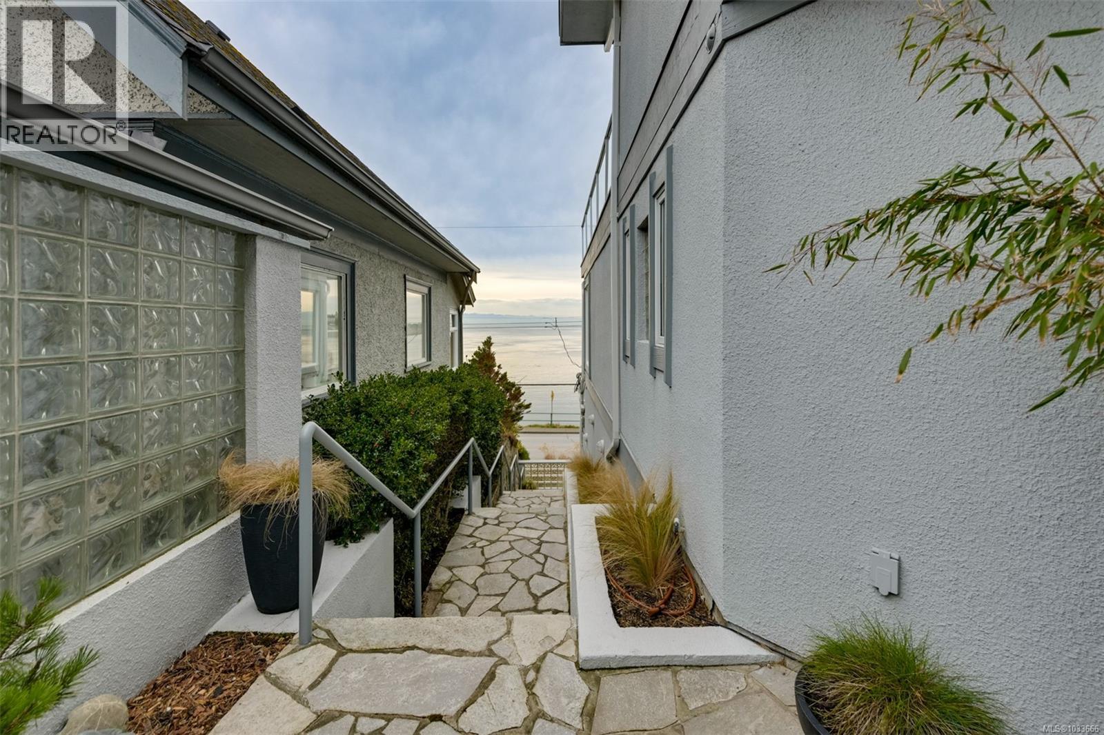 554 Beach Dr - 62