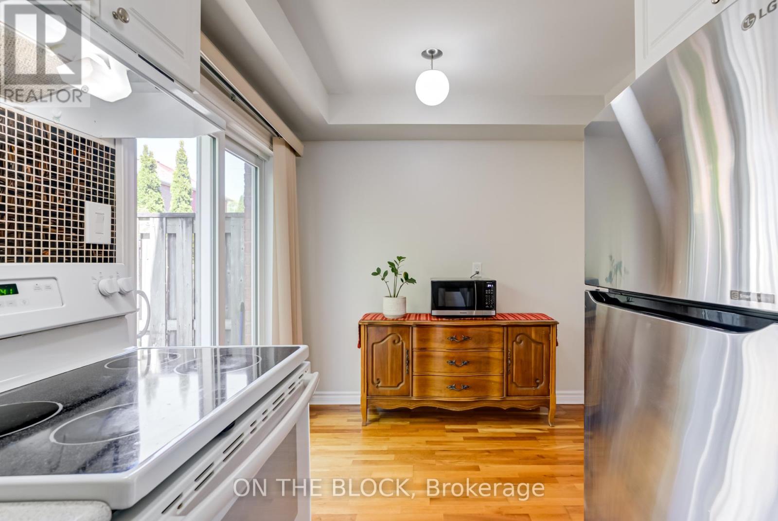 #4 224 ROSEMOUNT AVENUE - 11