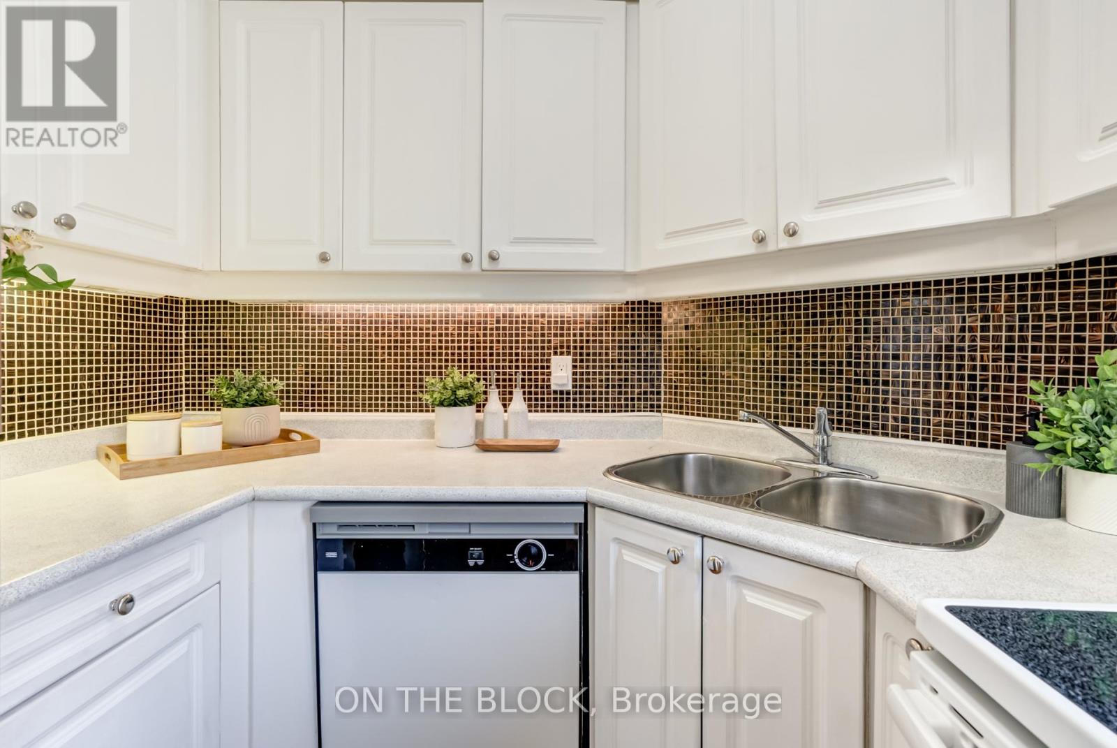 #4 224 ROSEMOUNT AVENUE - 12