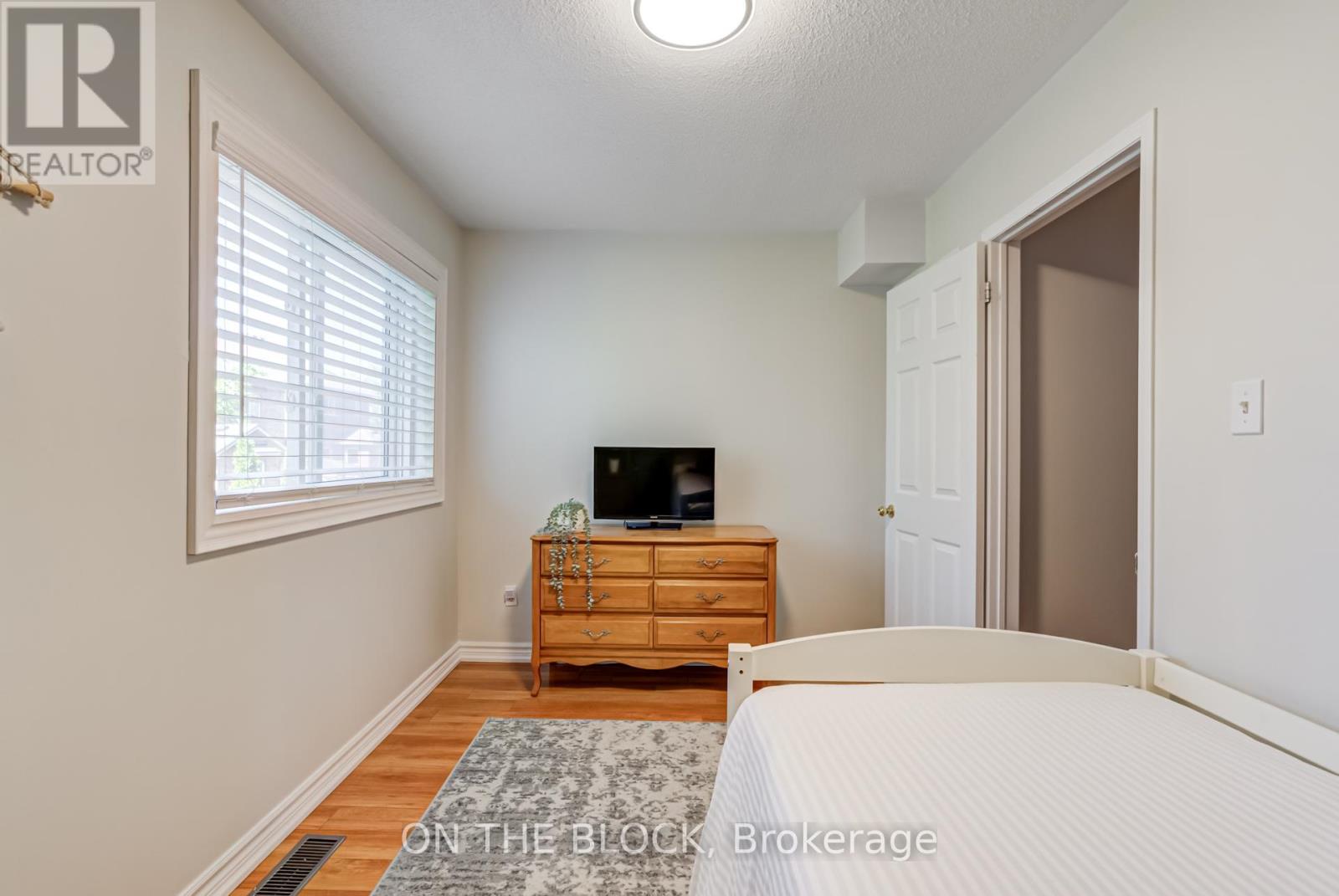 #4 224 ROSEMOUNT AVENUE - 23