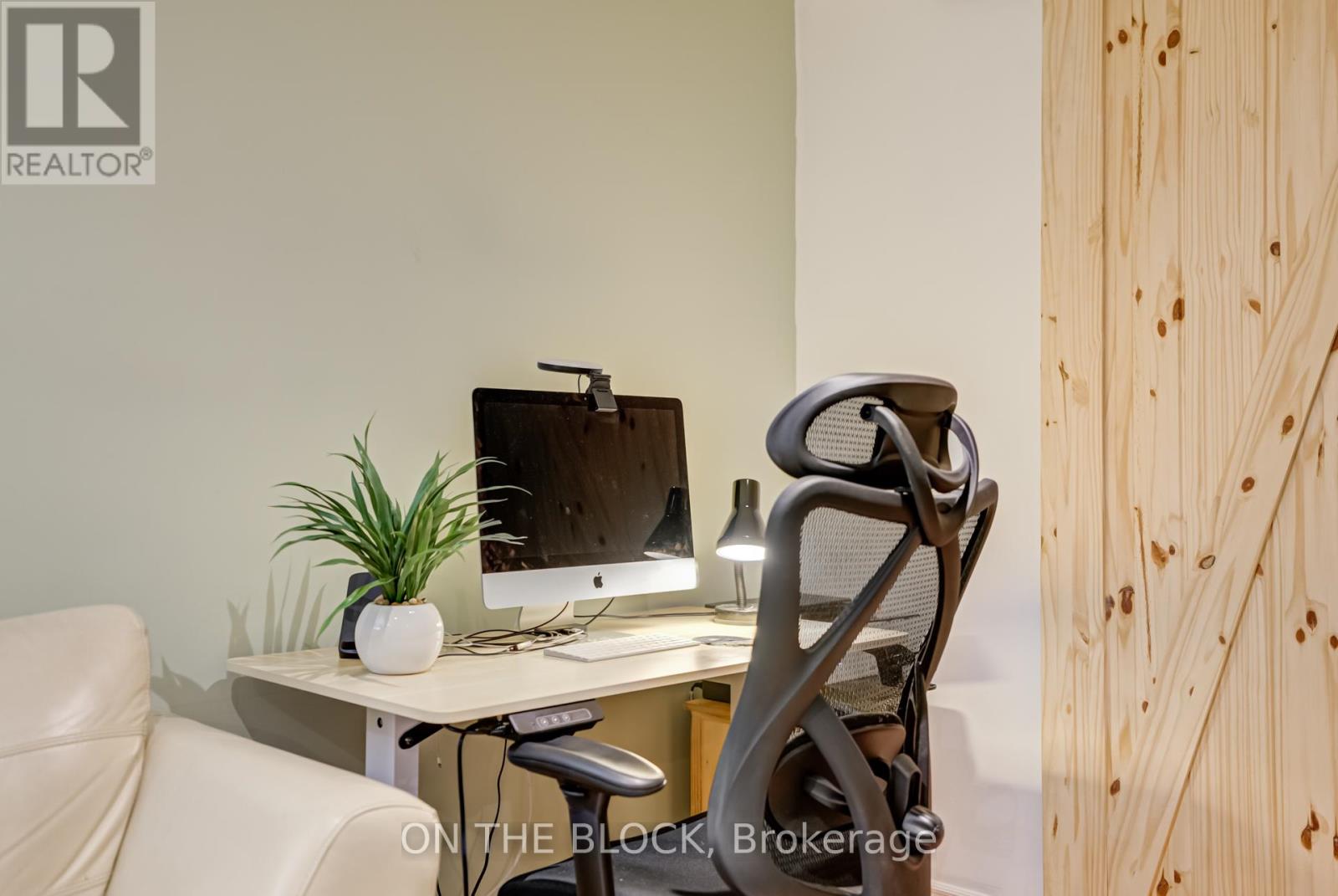 #4 224 ROSEMOUNT AVENUE - 30
