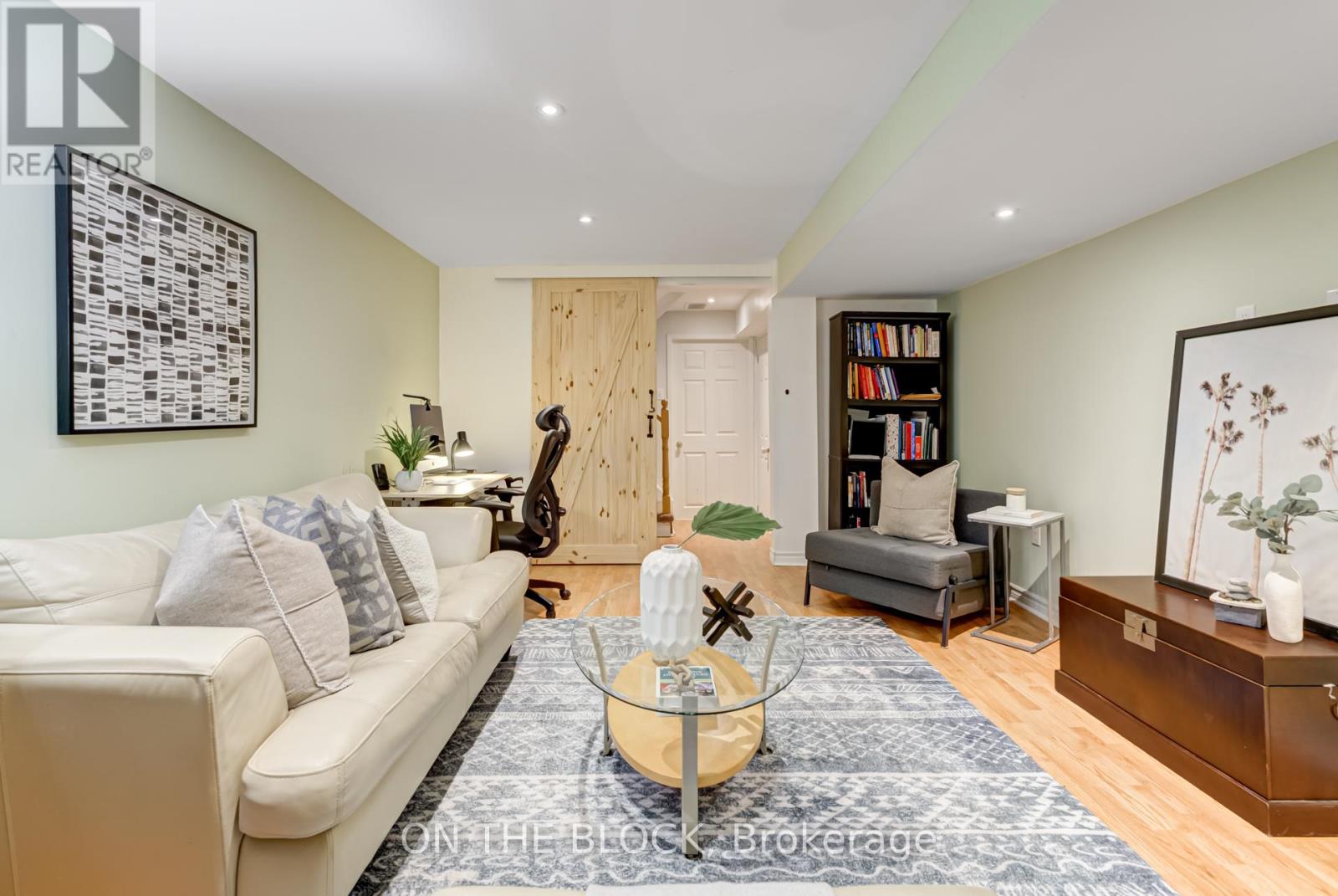 #4 224 ROSEMOUNT AVENUE - 33