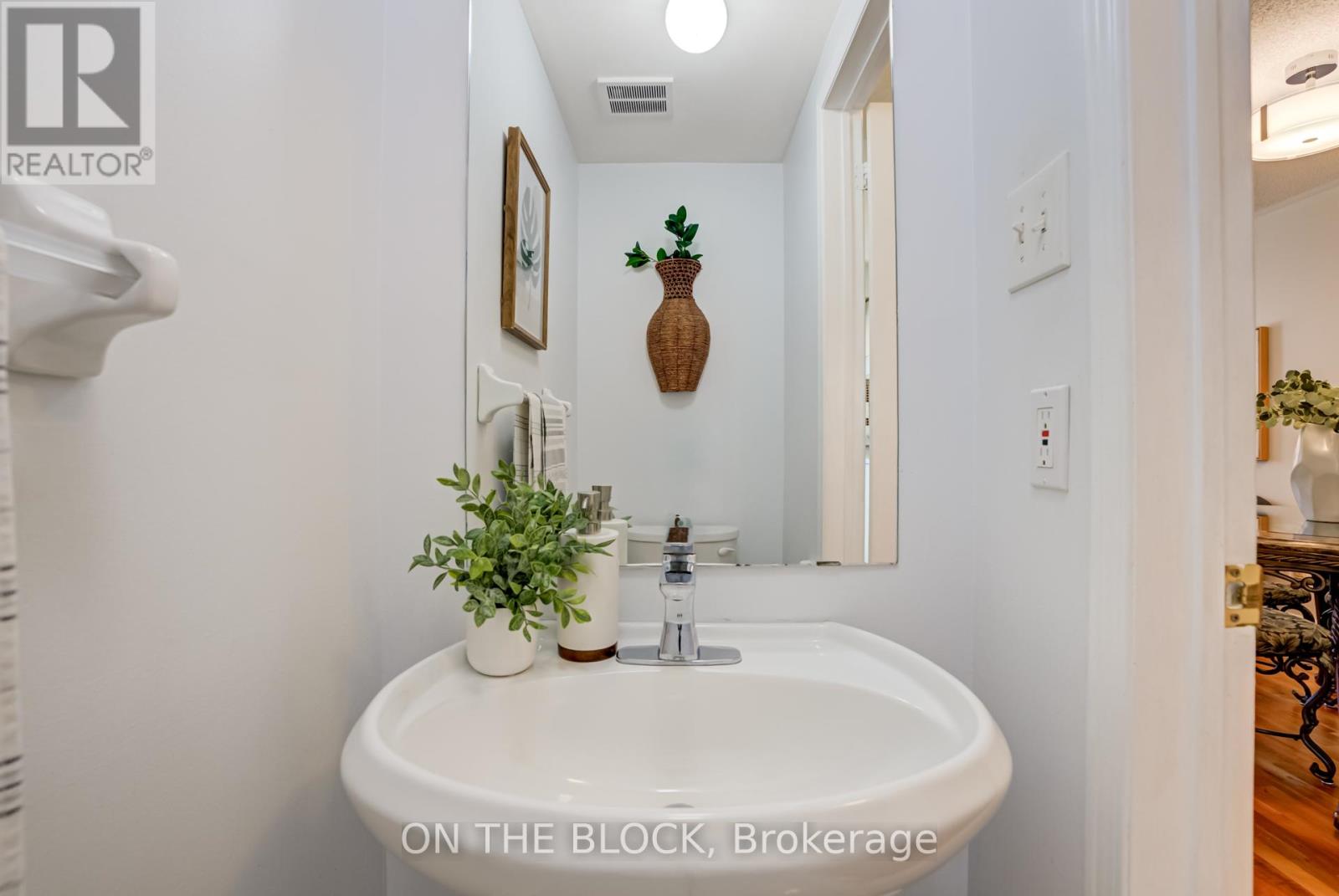 #4 224 ROSEMOUNT AVENUE - 38