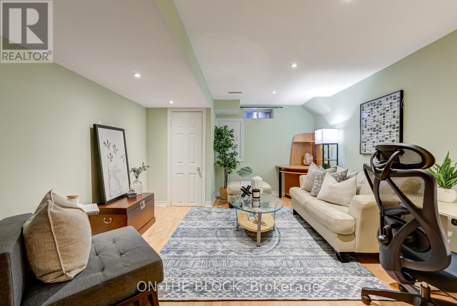 #4 224 ROSEMOUNT AVENUE - 44