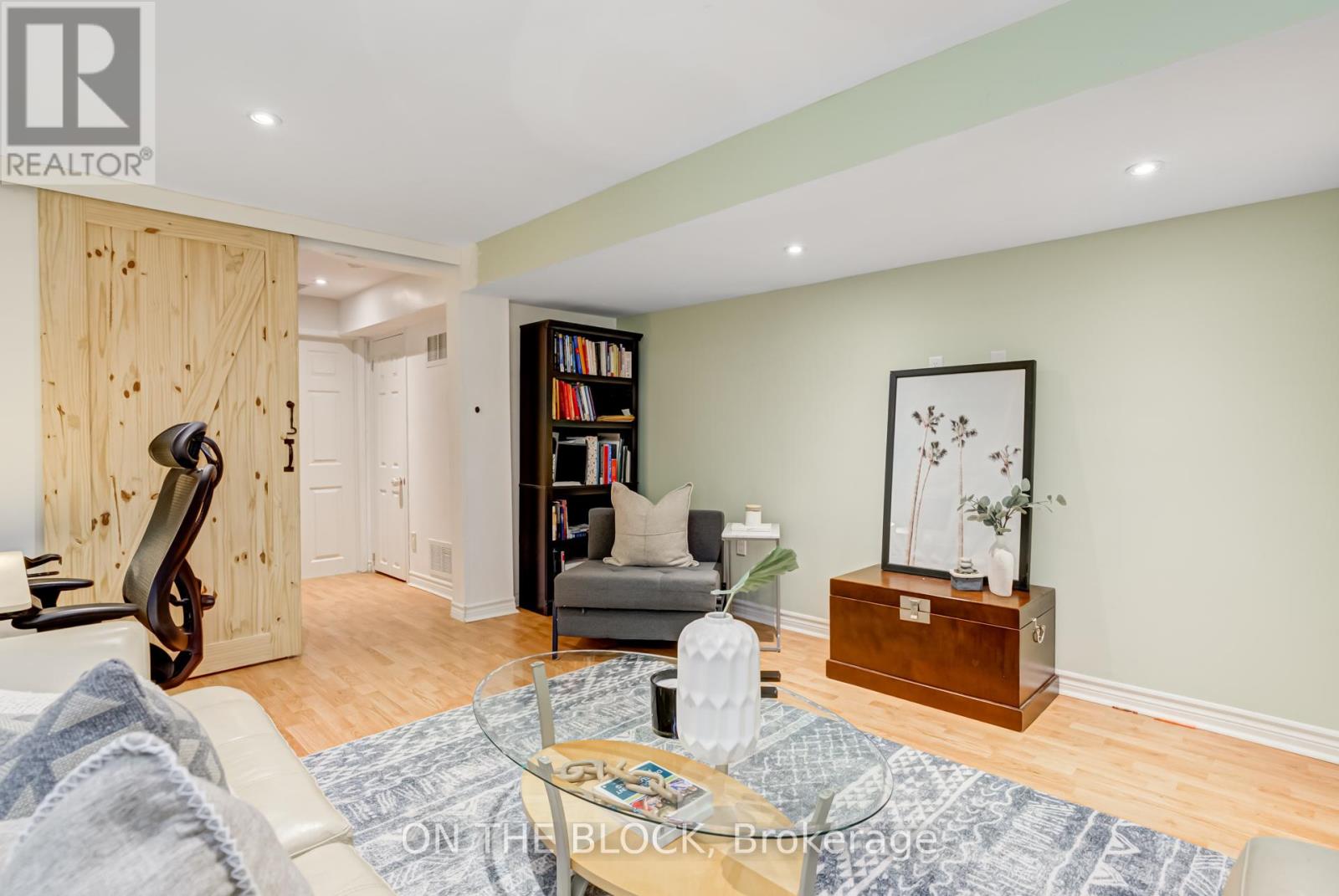#4 224 ROSEMOUNT AVENUE - 45
