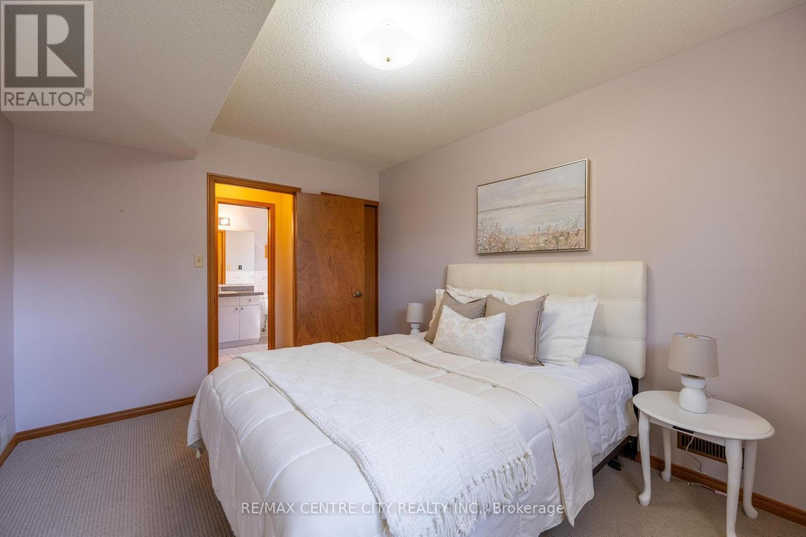 22 SADDY CRESCENT - 21