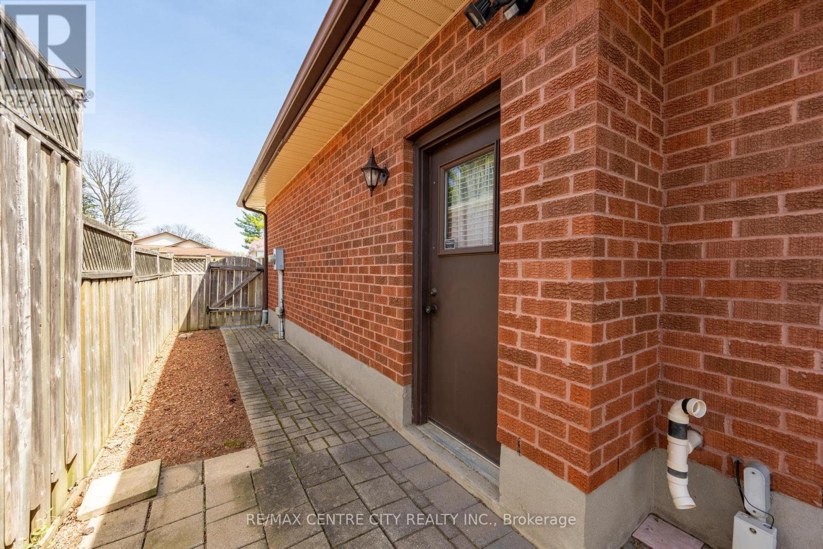 22 SADDY CRESCENT - 32