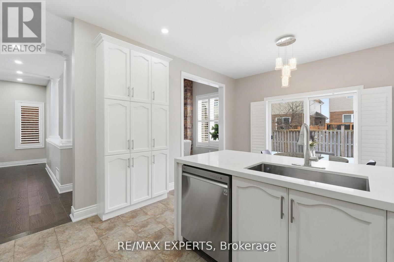 74 BOULDER CRESCENT — photo 23