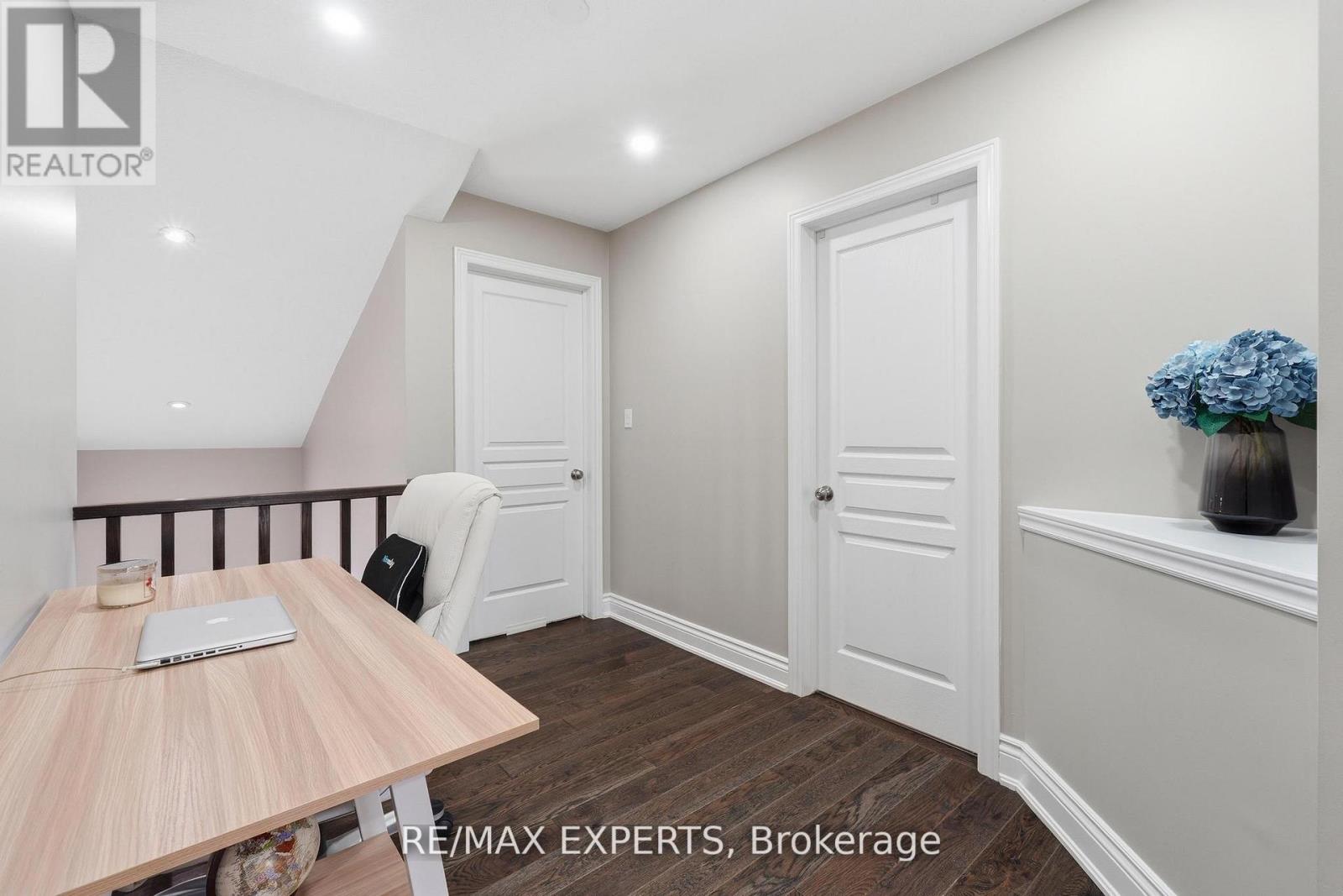 74 BOULDER CRESCENT — photo 26