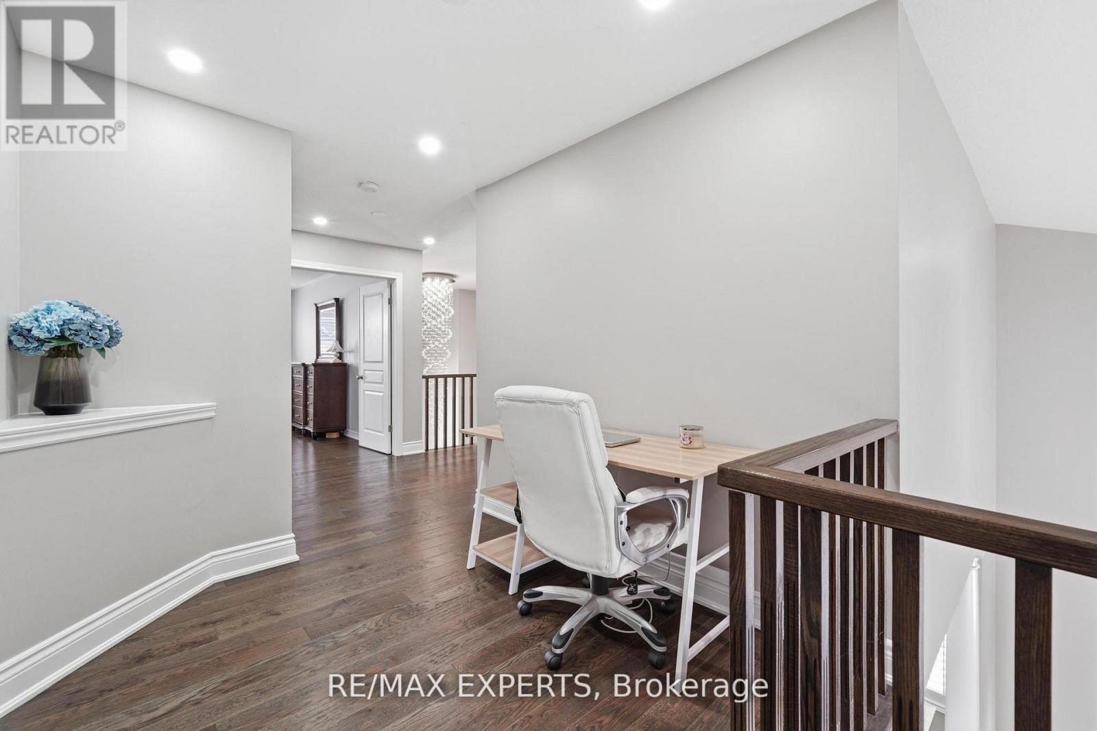 74 BOULDER CRESCENT — photo 27