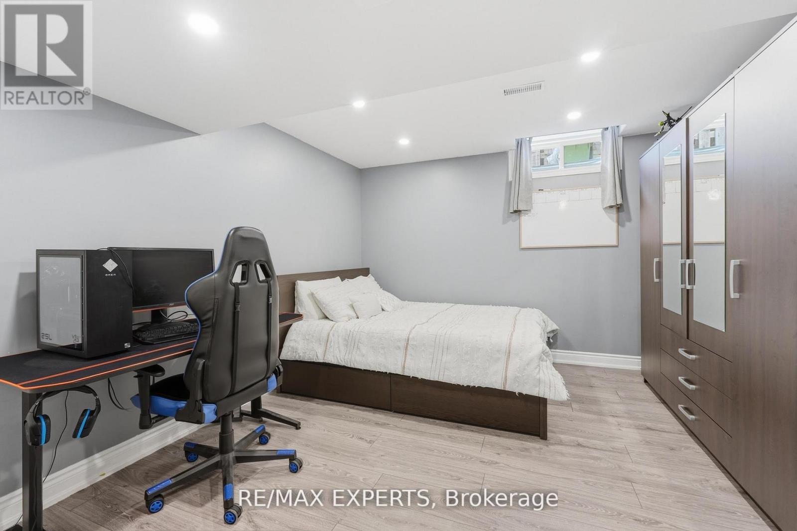 74 BOULDER CRESCENT — photo 41