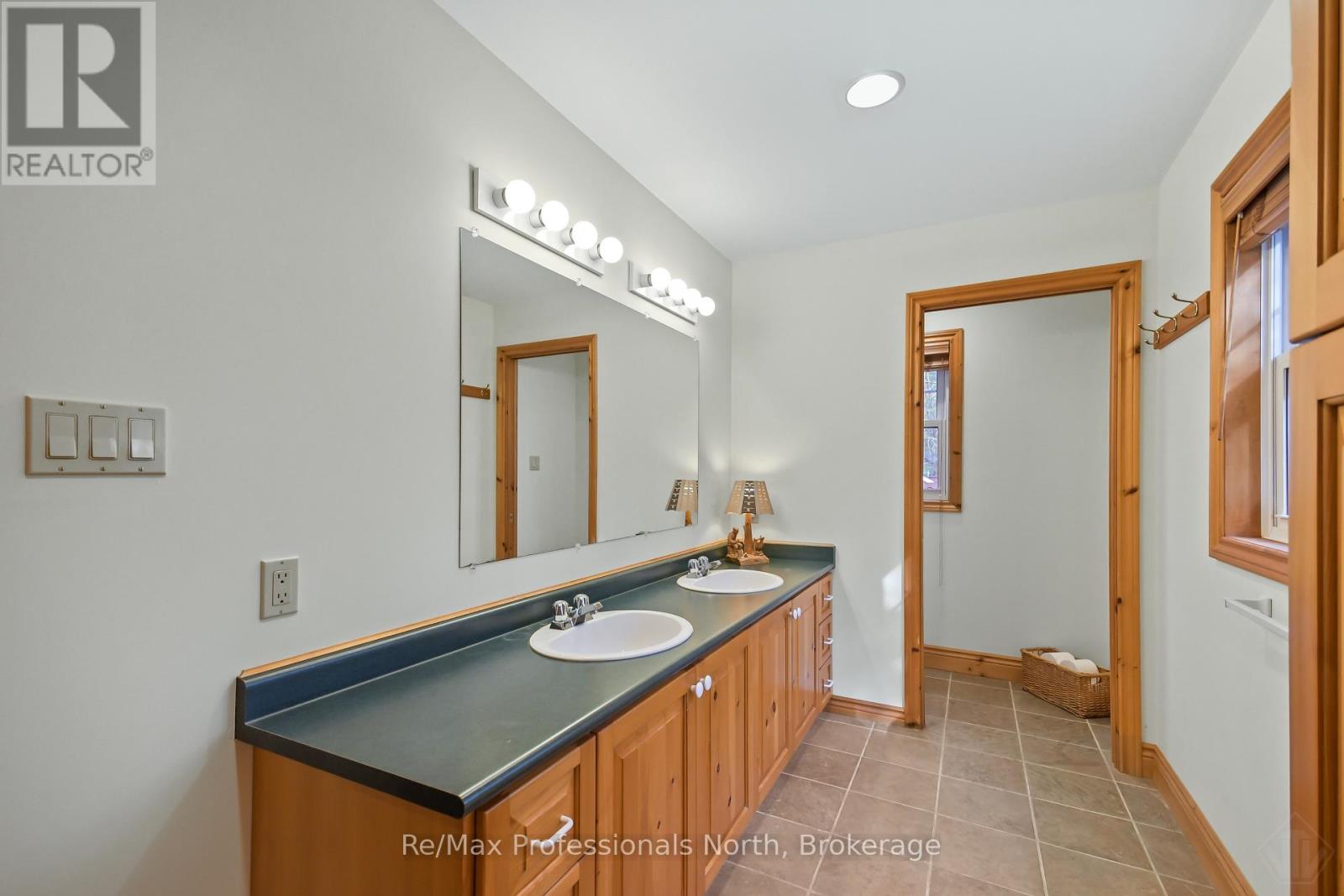 #38 1090 ARUNDEL LODGE ROAD - 27