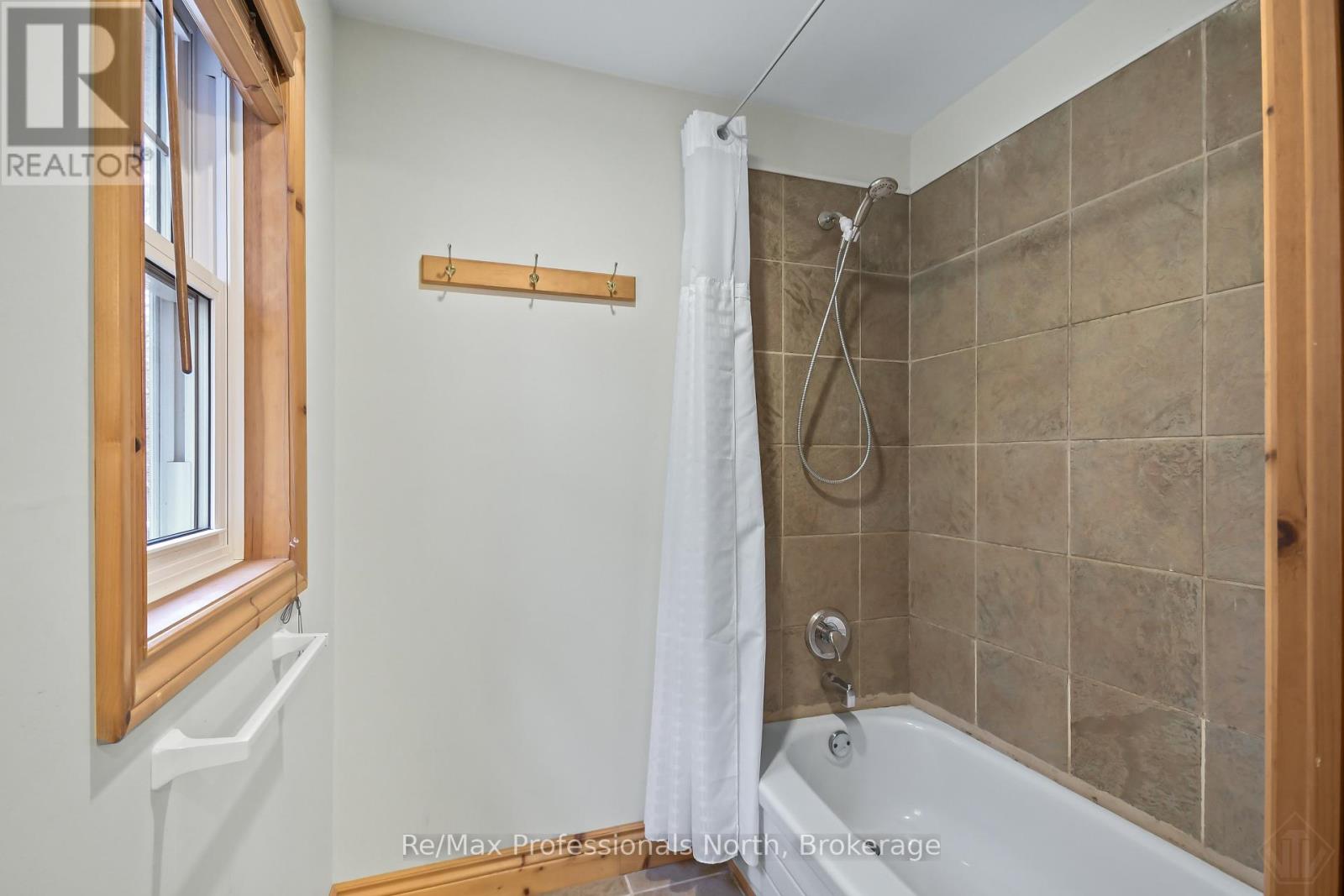 #38 1090 ARUNDEL LODGE ROAD - 28