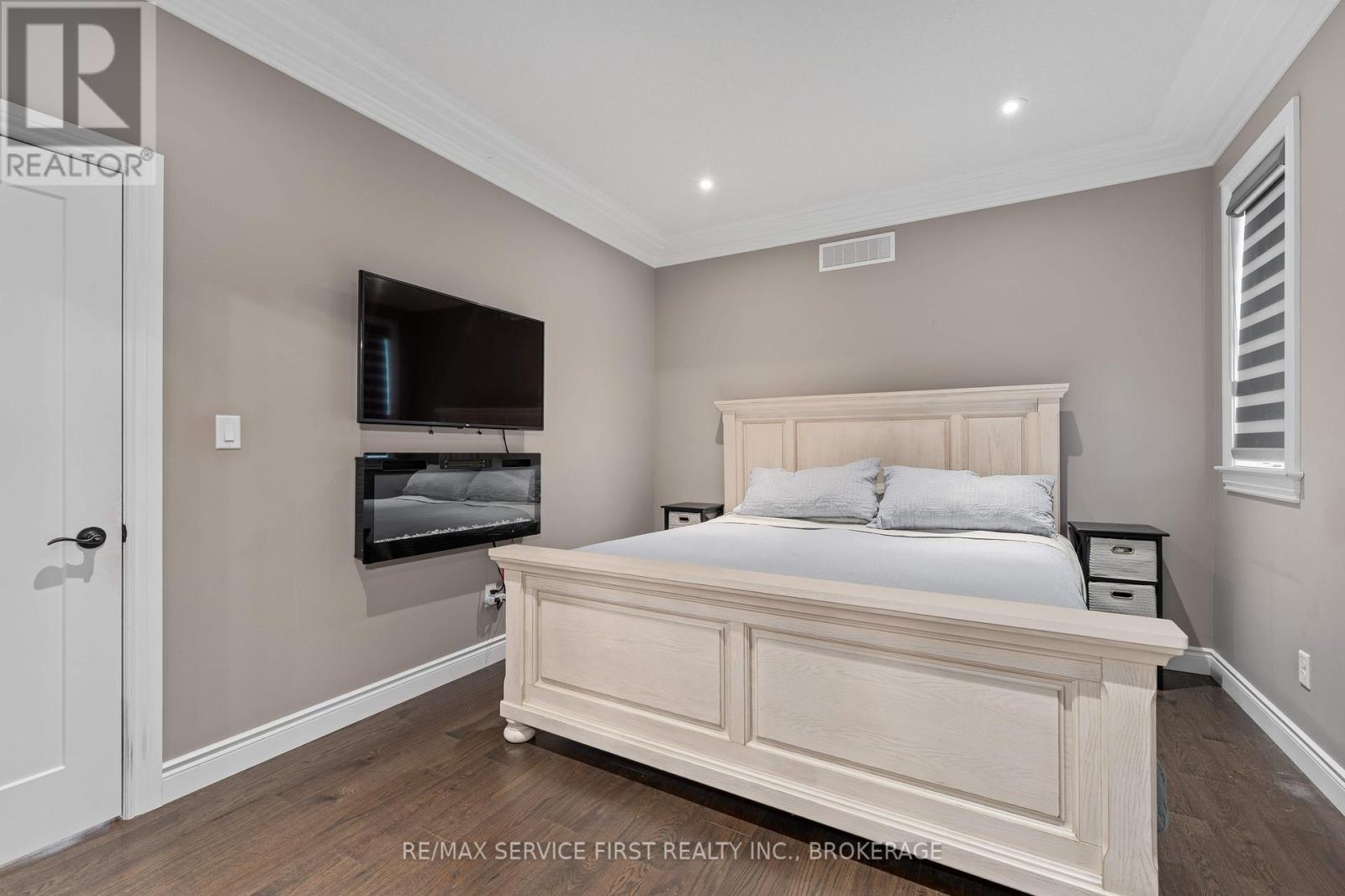 141 CHAMPAGNE CRESCENT - 12