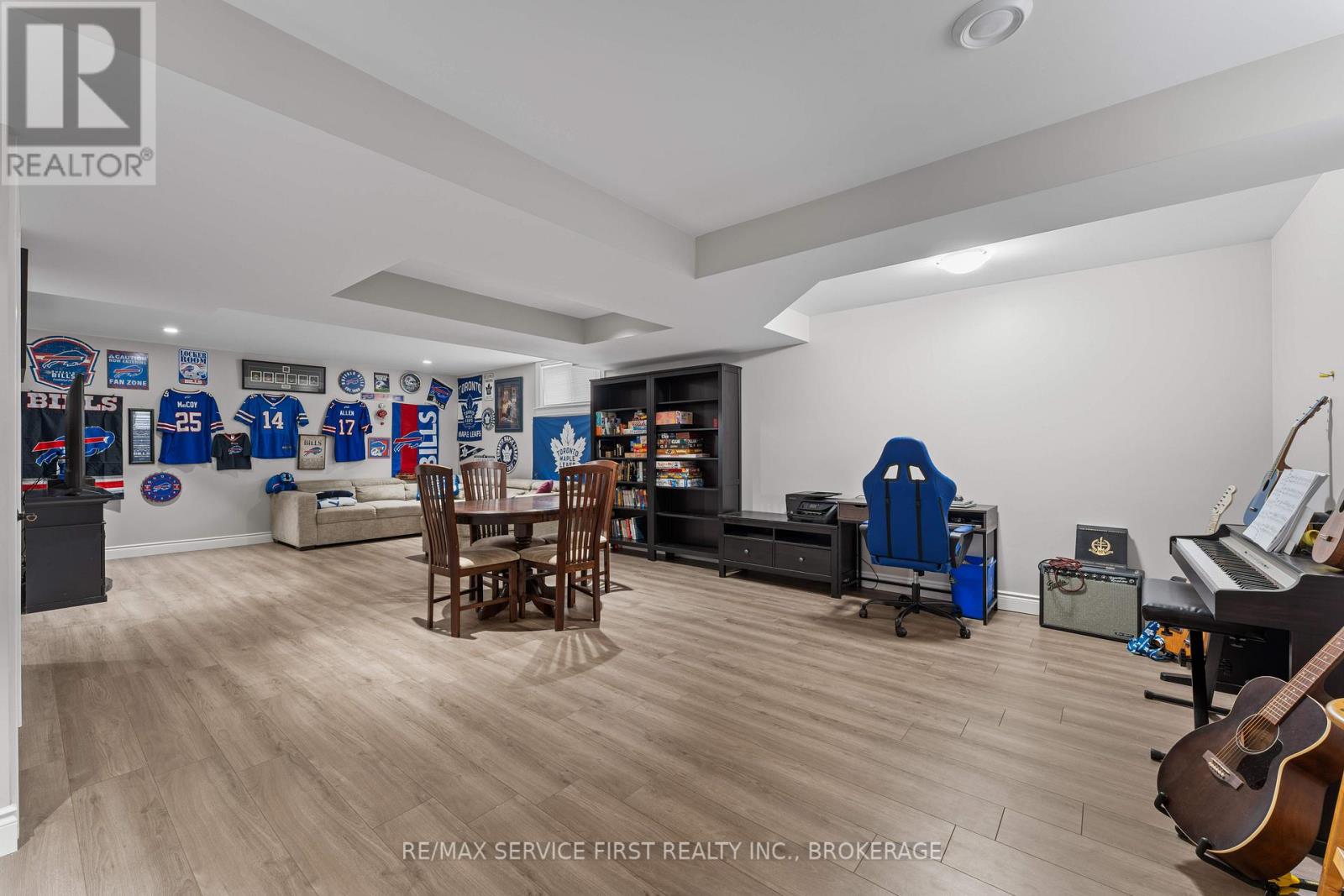 141 CHAMPAGNE CRESCENT - 24