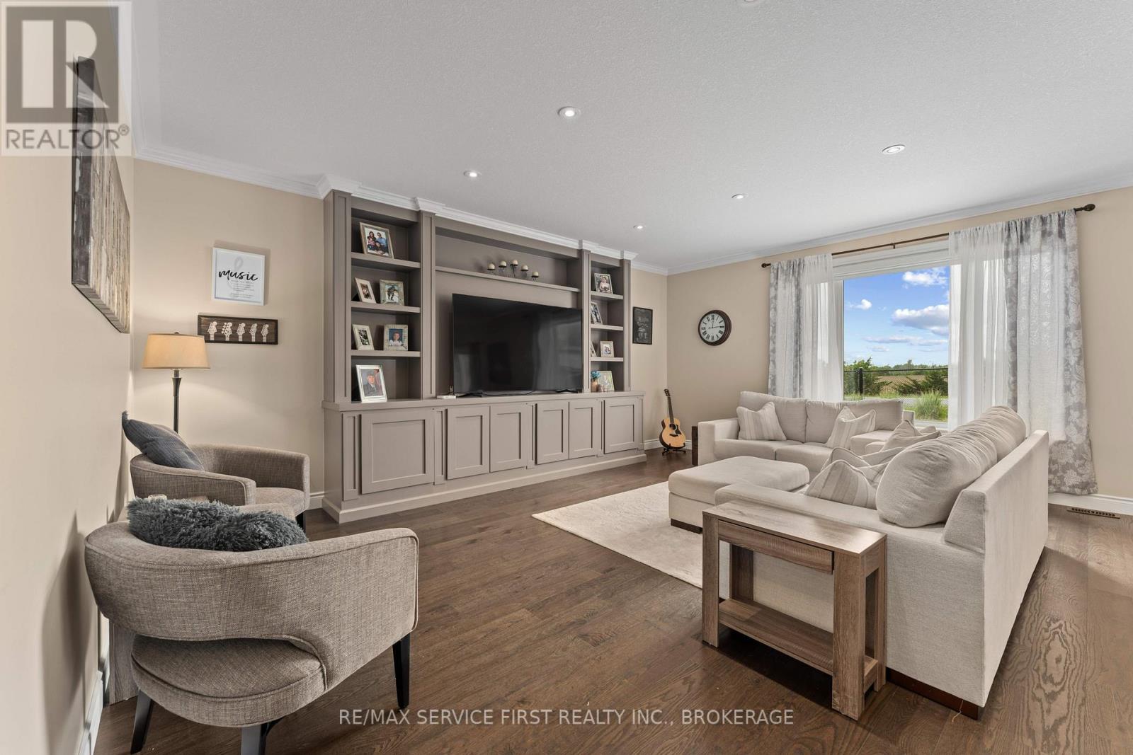 141 CHAMPAGNE CRESCENT - Image 3